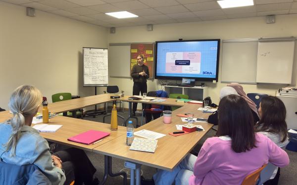 Alicia Königer hält einen Vortrag über für häusliche und geschlechtsspezifische Gewalt