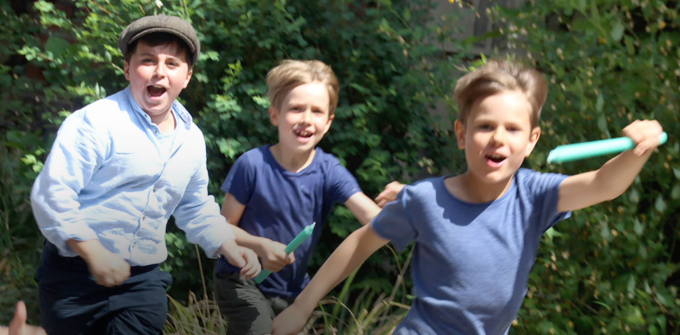 Drei Kinder spielen miteinander.