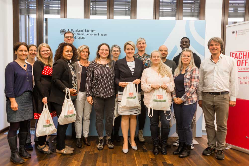 Fachkräfteoffensive für Erzieherinnen und Erzieher Treffen Auszubildende des Pestalozzi-Fröbel-Hauses Familienministerin Giffey