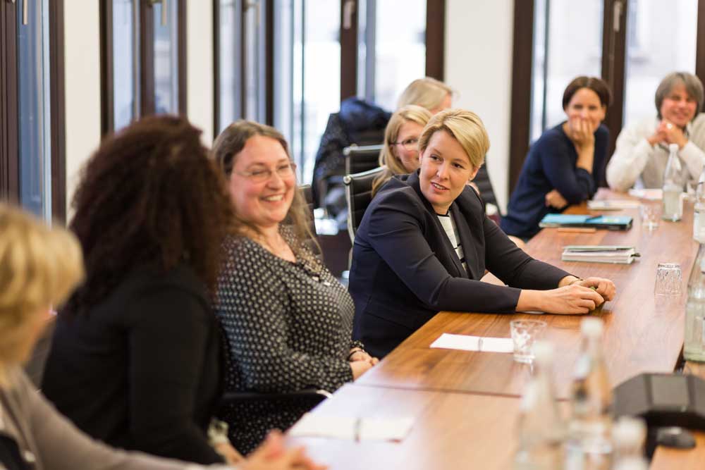 Fachkräfteoffensive für Erzieherinnen und Erzieher Treffen Auszubildende des Pestalozzi-Fröbel-Hauses Familienministerin Giffey