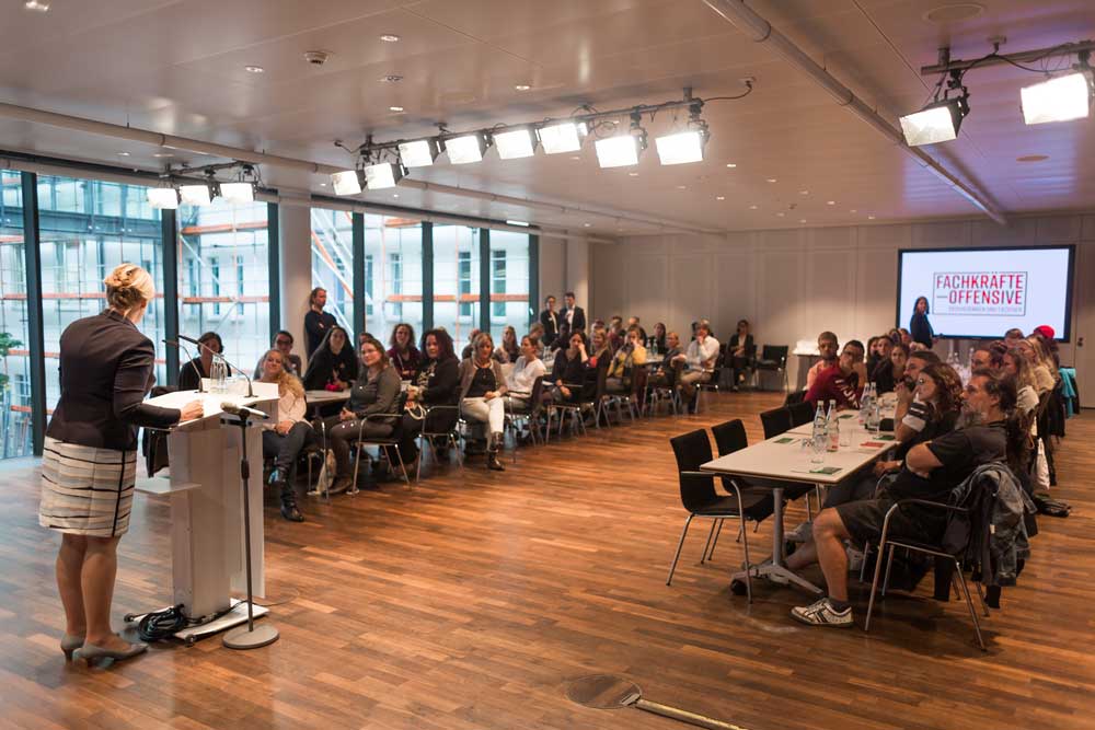 Fachkräfteoffensive für Erzieherinnen und Erzieher Treffen Auszubildende des Pestalozzi-Fröbel-Hauses Familienministerin Giffey
