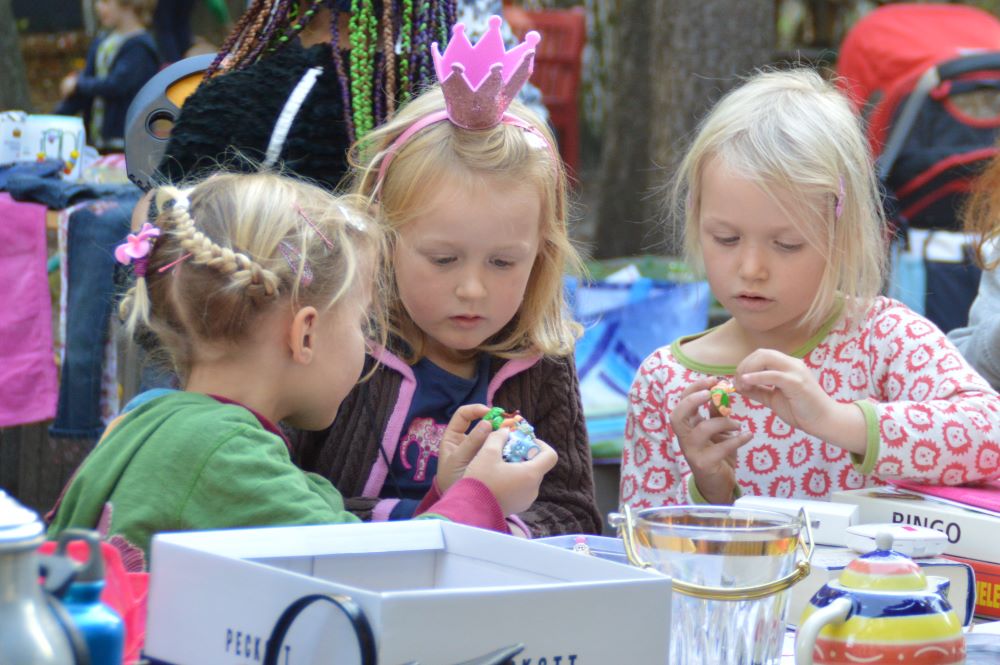 Kinder beim Flohmarkt