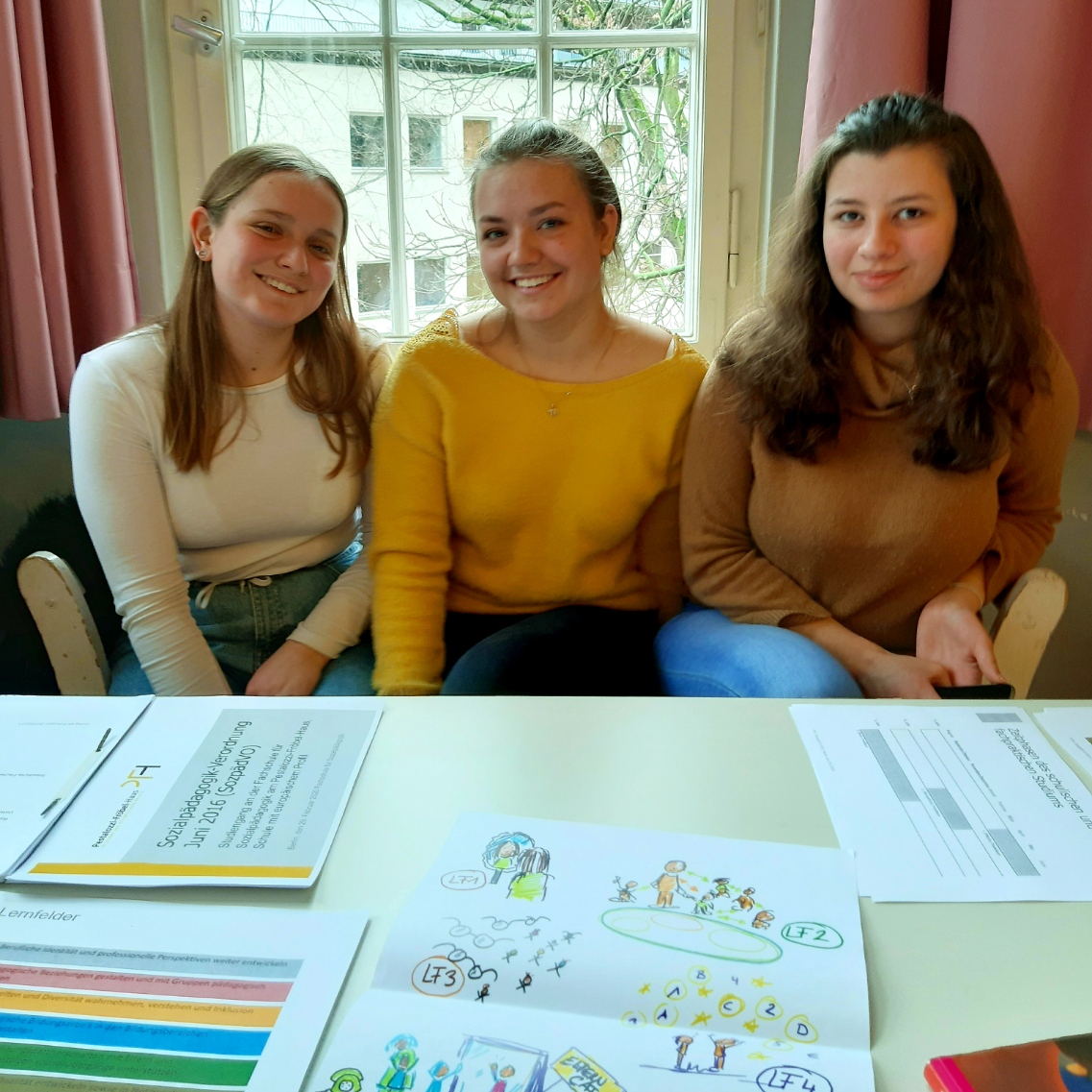 Schüler*innen informieren über die Erzieher*innenausbildung am PFH