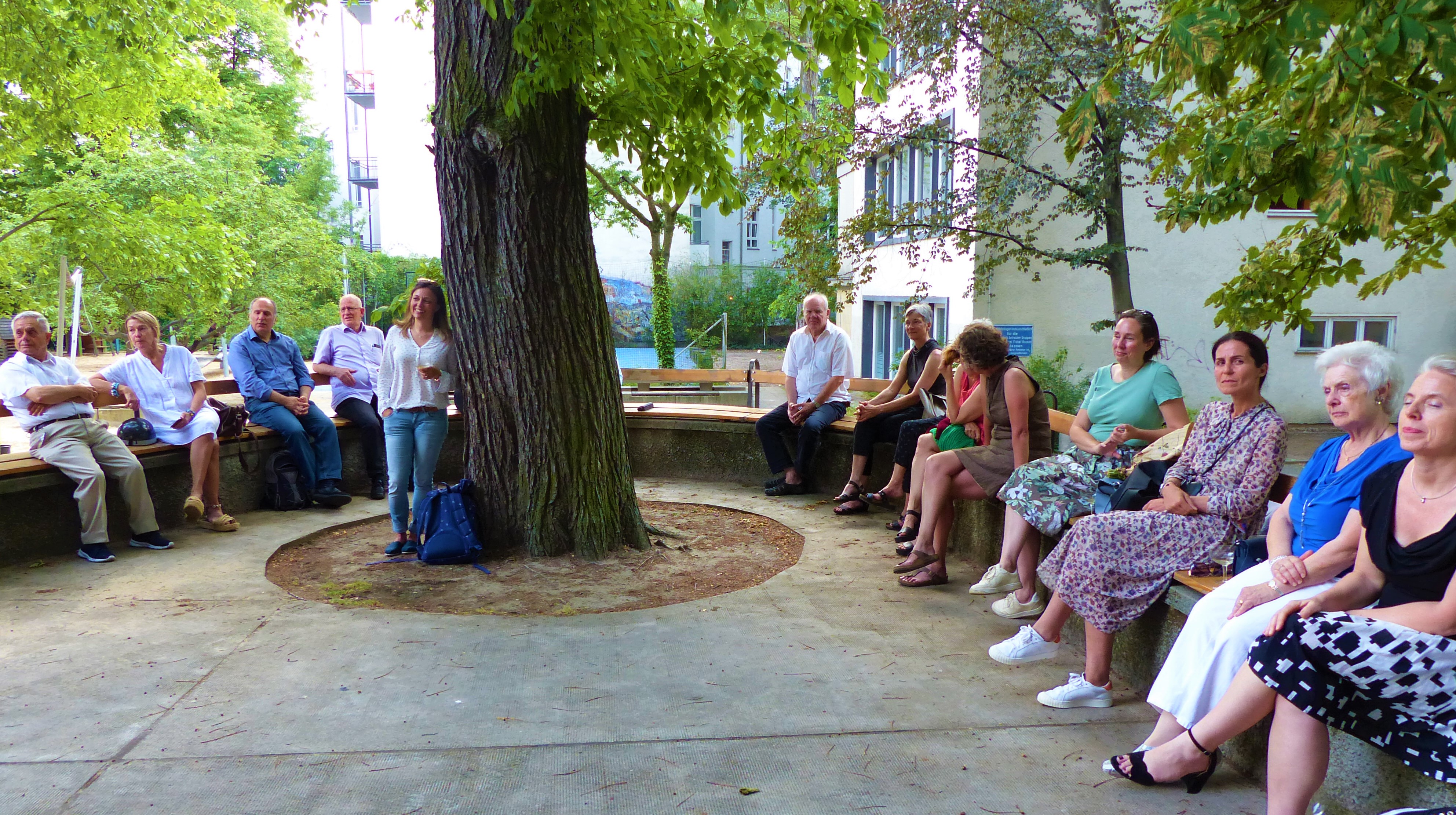 Besucher*innen beim Empfang