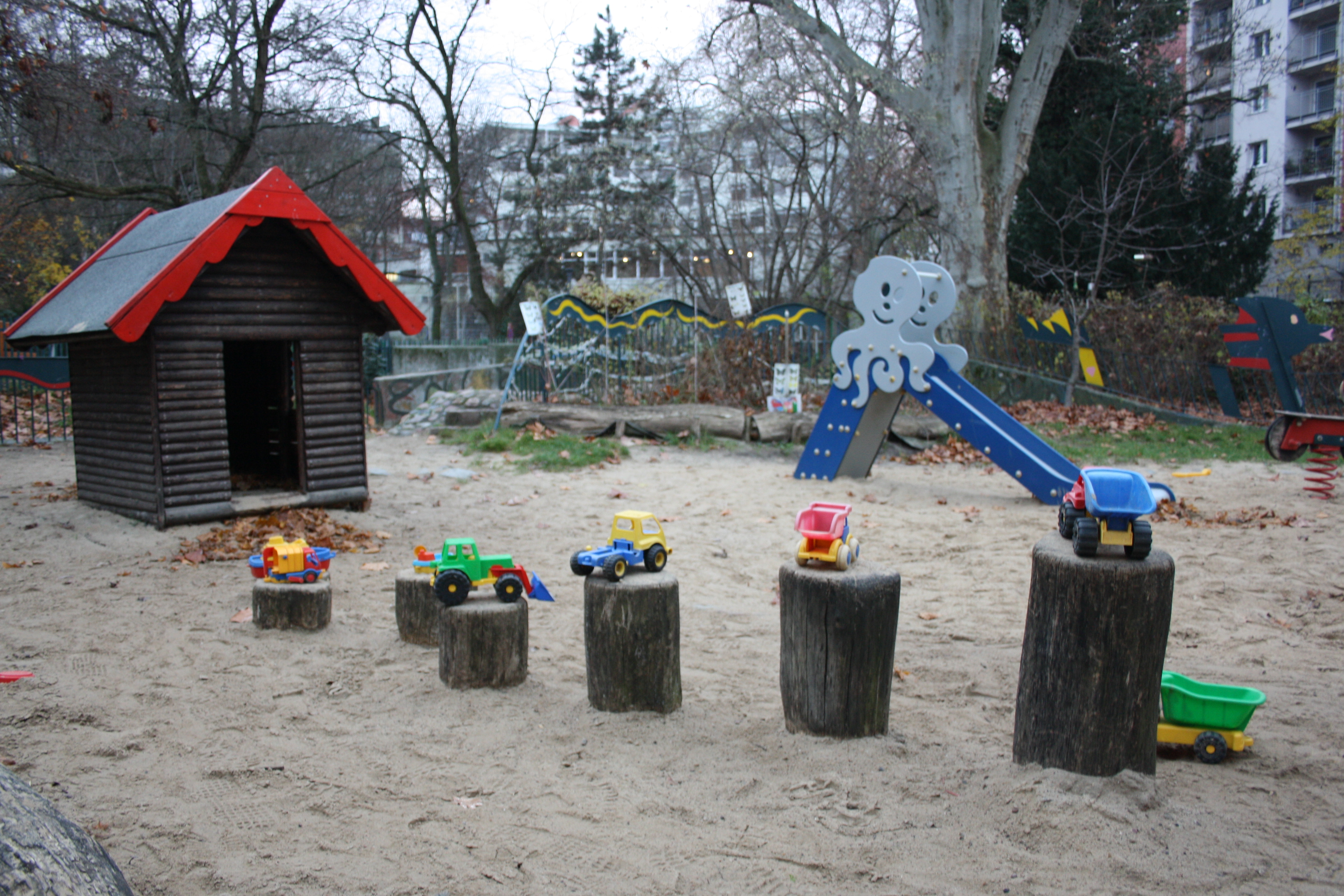 FZ Mehringdamm Spielplatz links