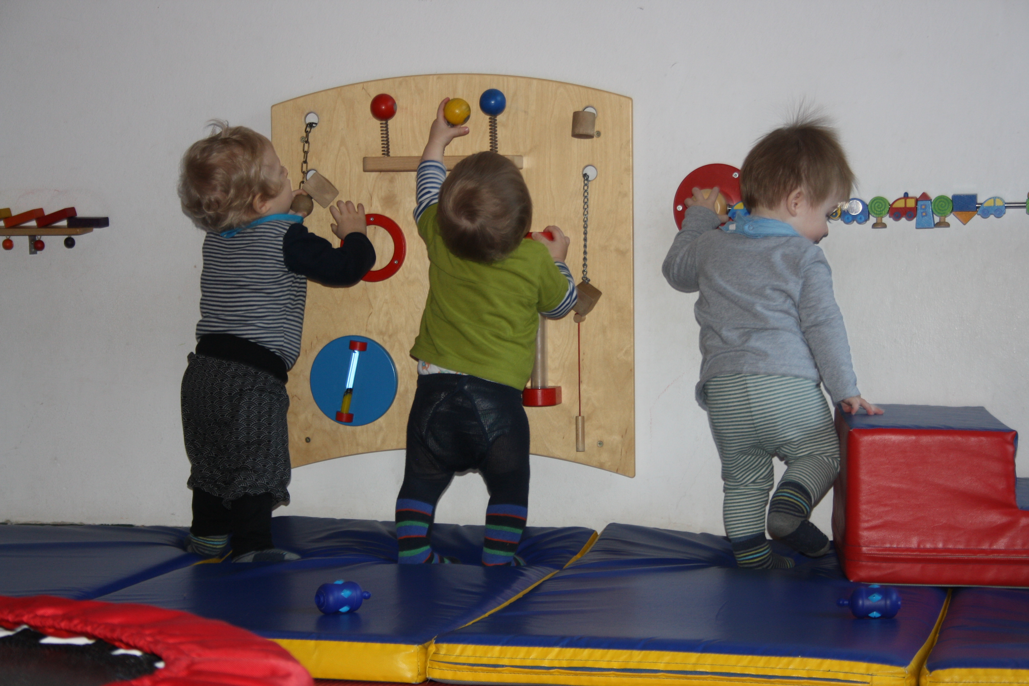 FZ Mehringdamm Babys beim spielen