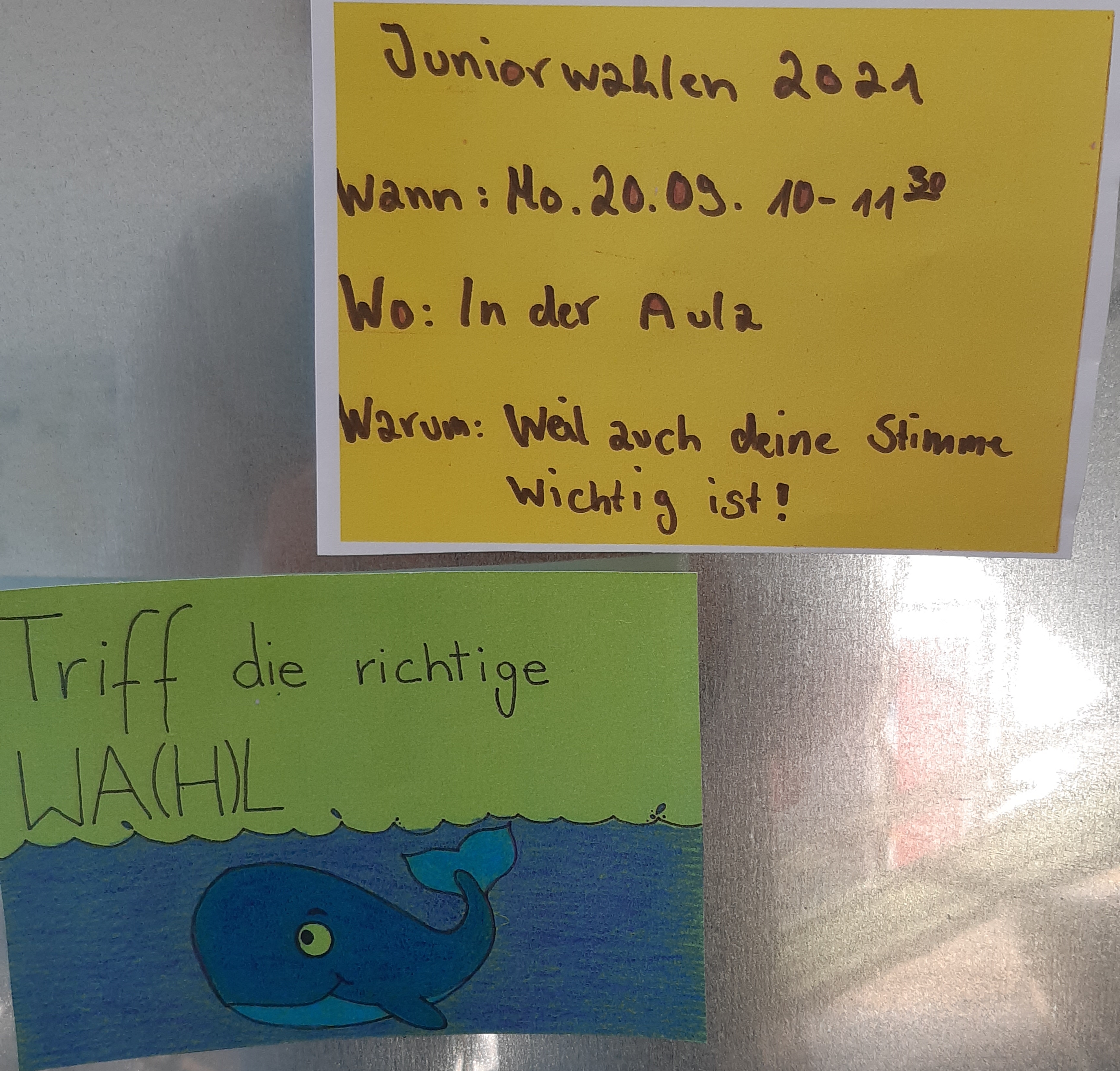 Von Schüler*innen erstellte Postkarten zur Werbung für die Wahl