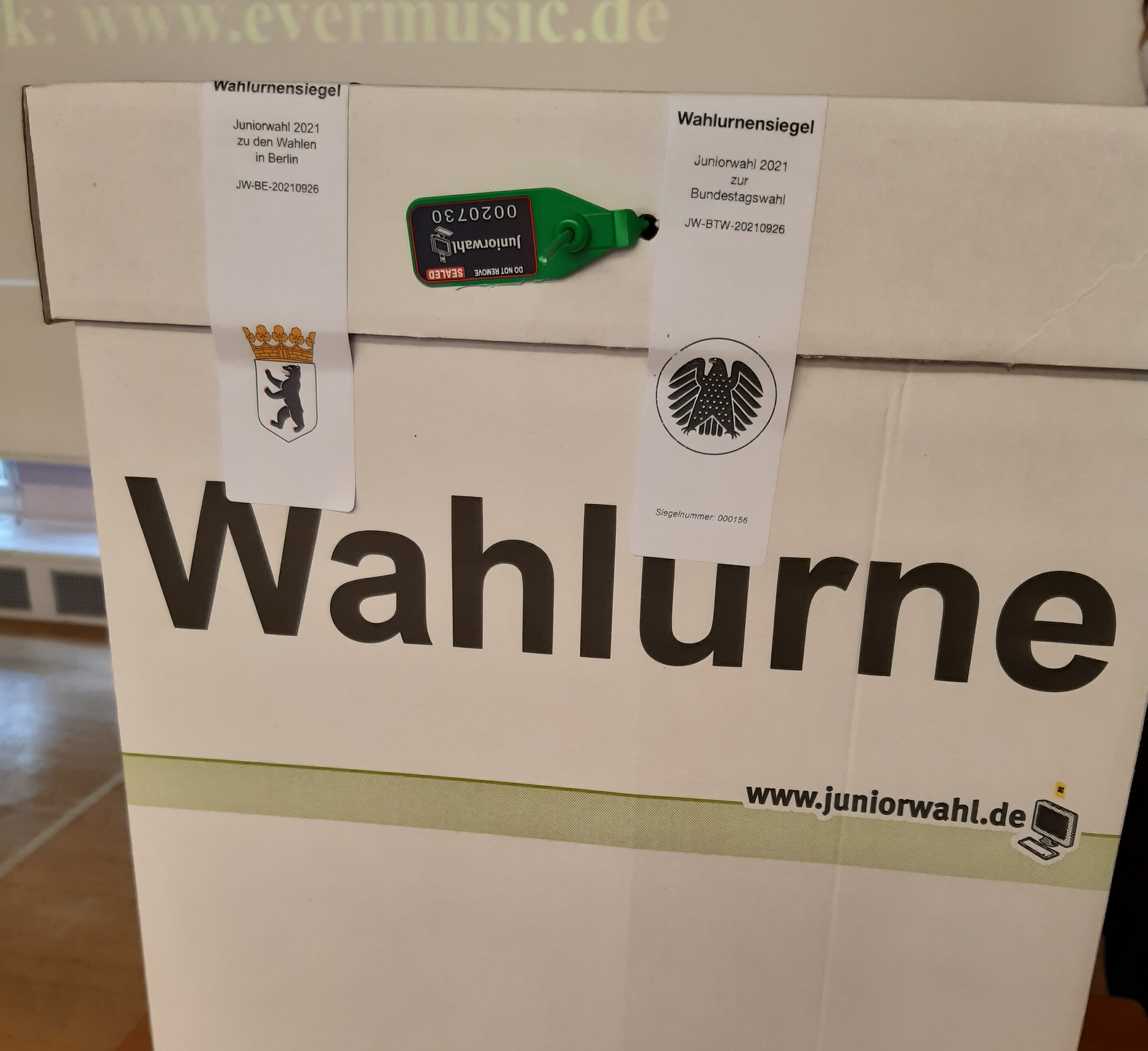 Die Wahlurne- versiegelt bis zum Ende der Wahl