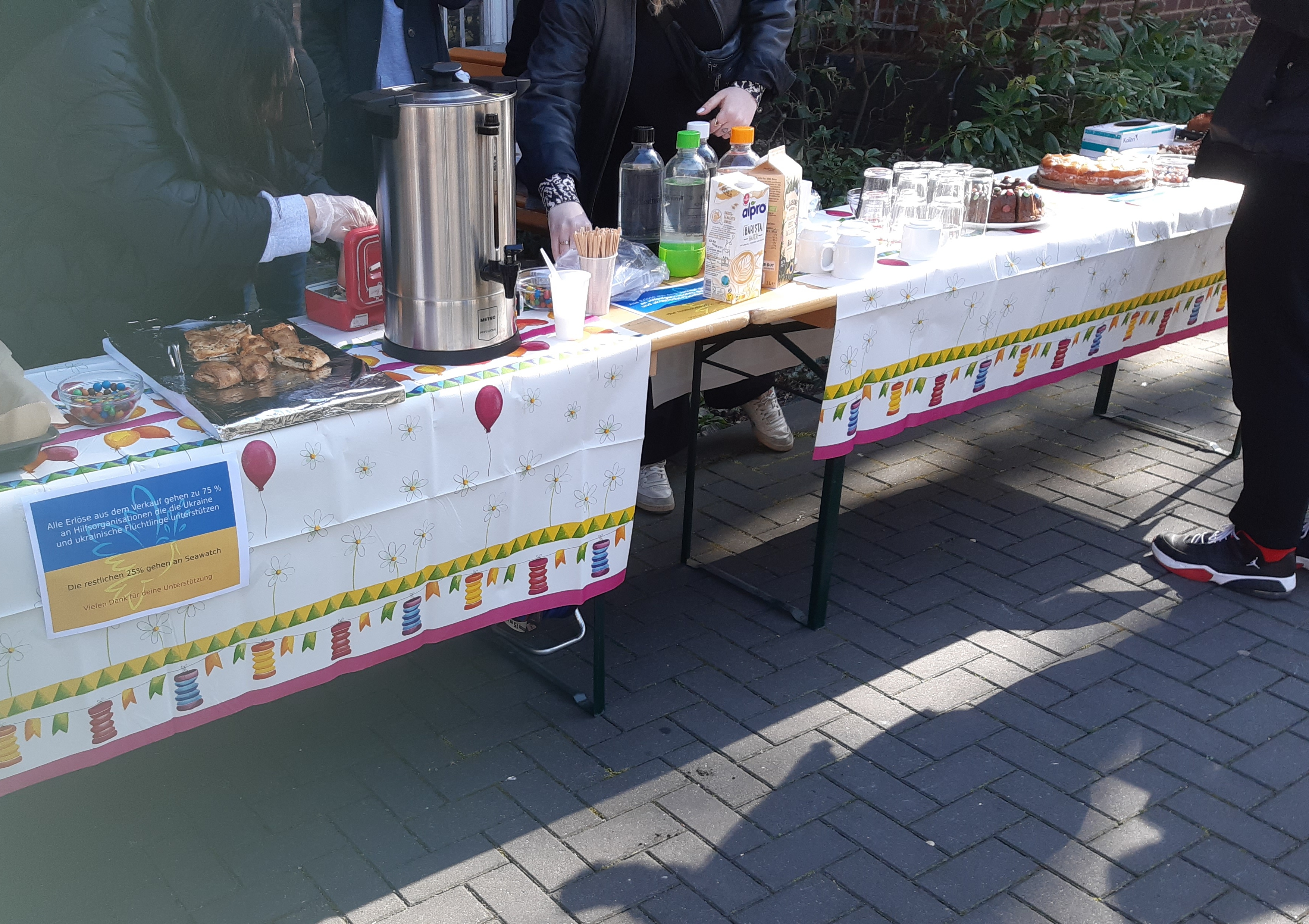 Kuchenverkauf für die Flüchtlingshilfe