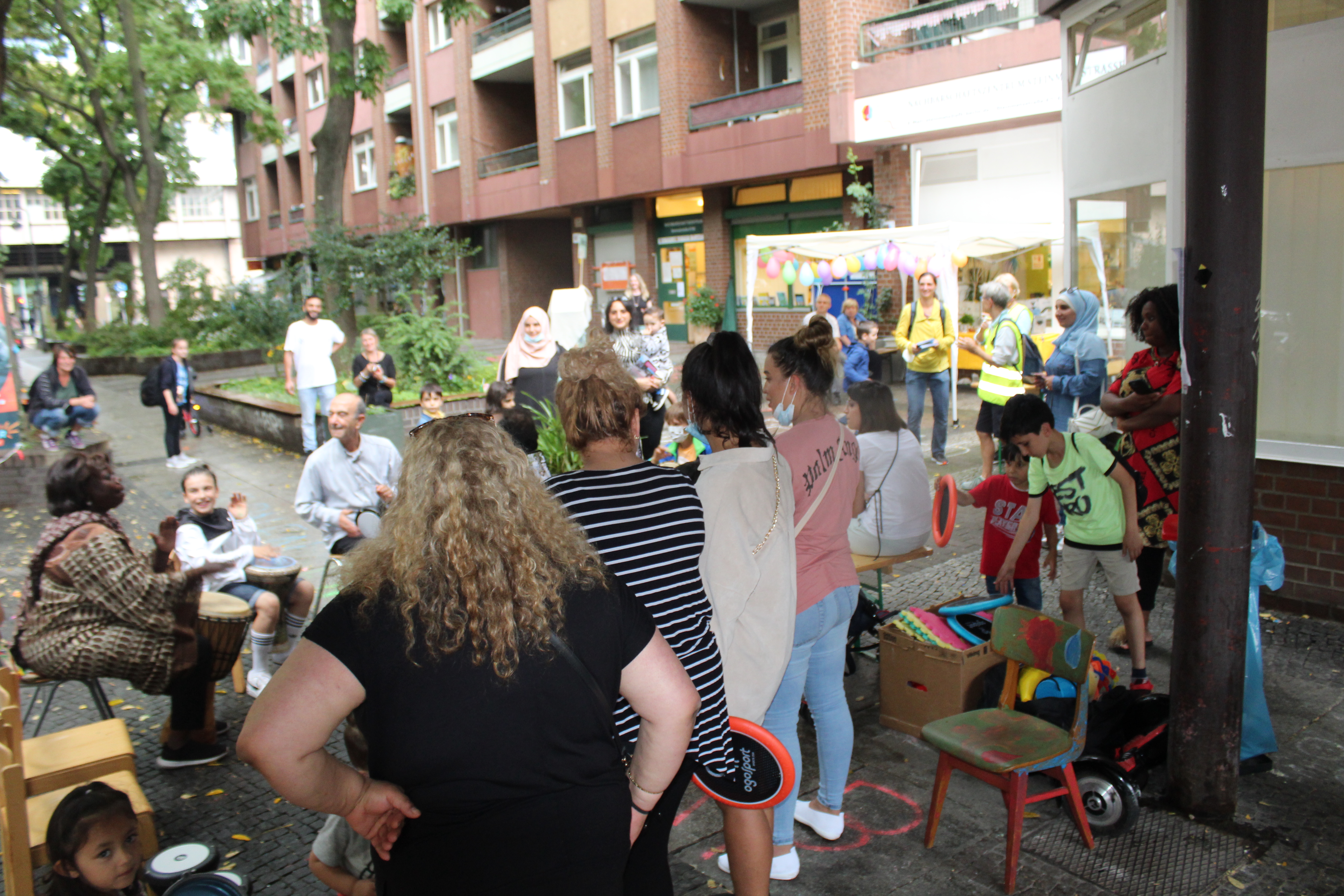 Musik vor dem Nachbarschaftszentrum1