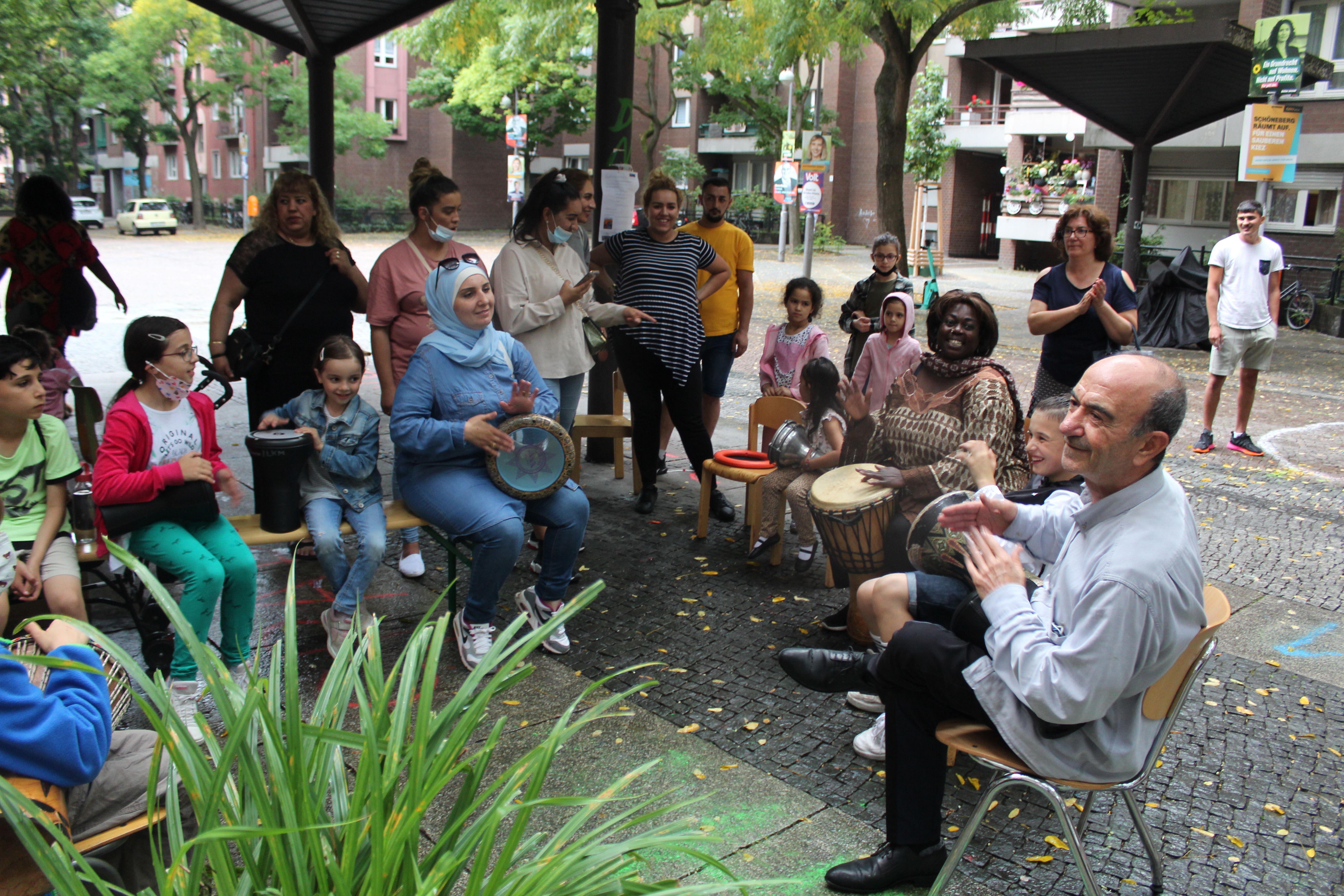 Musik vor dem Nachbarschaftszentrum2