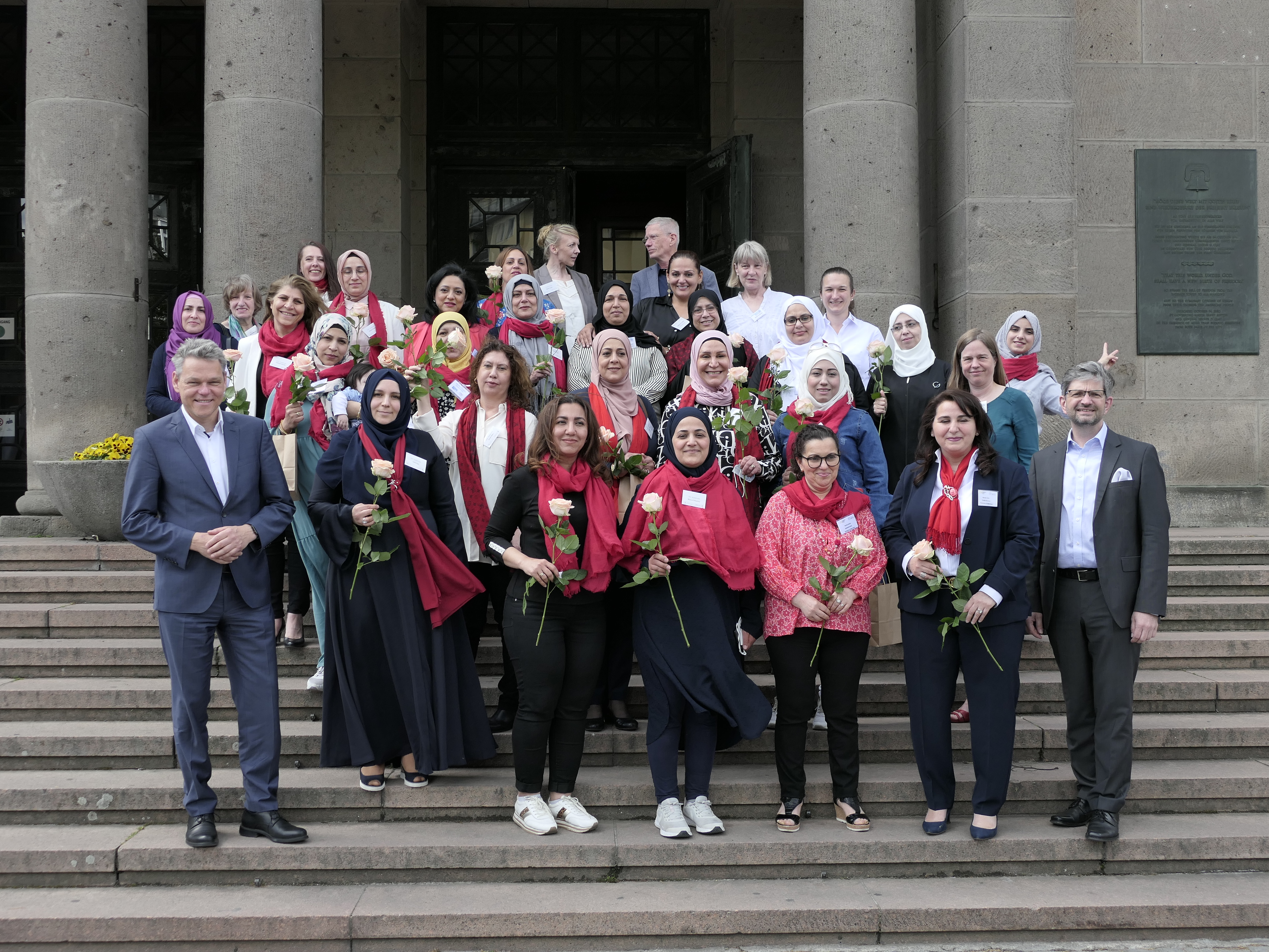 Stadtteilmütter_Begrüßung vor dem Rathaus