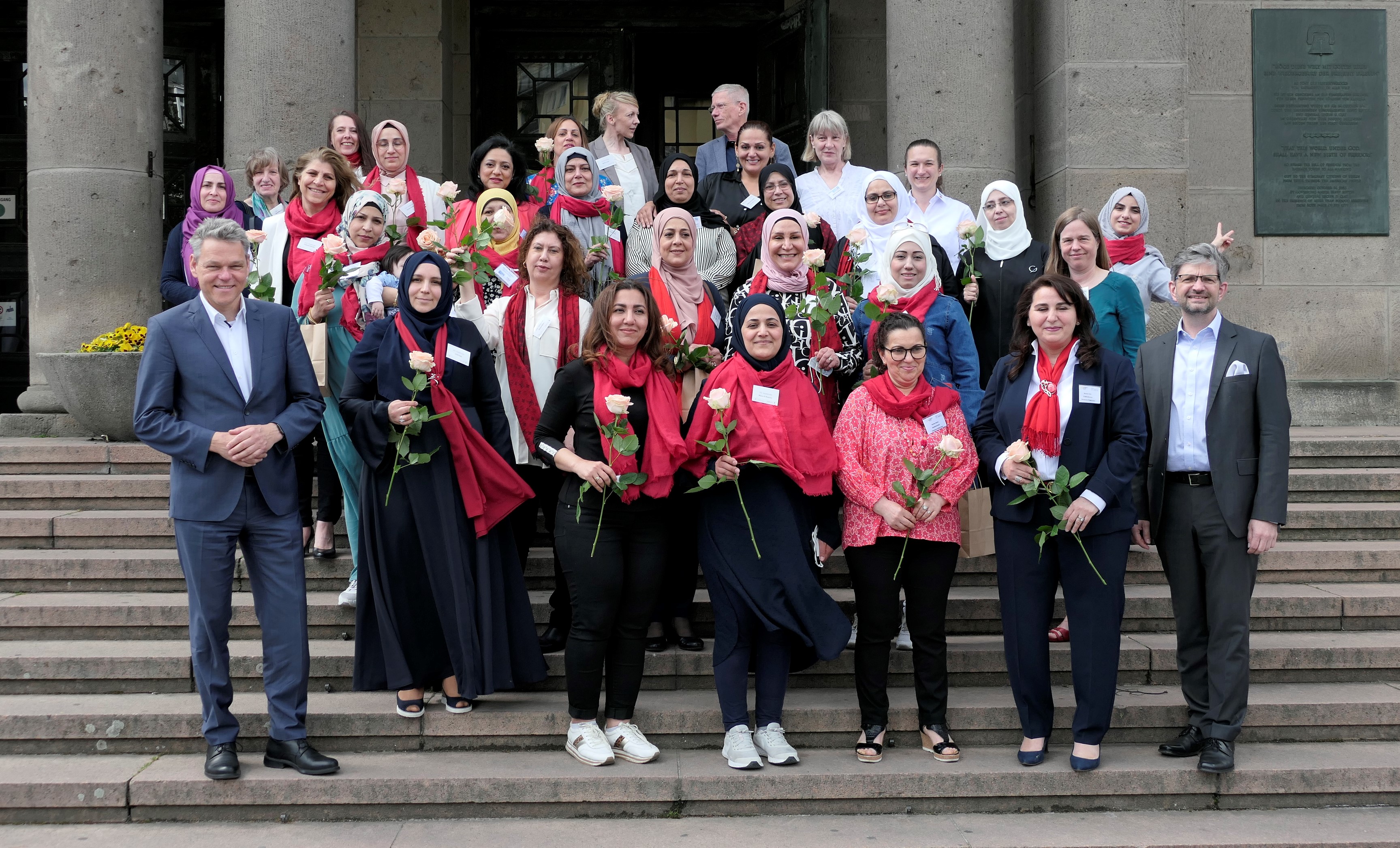 Stadtteilmütter_Begrüßung vor dem Rathaus