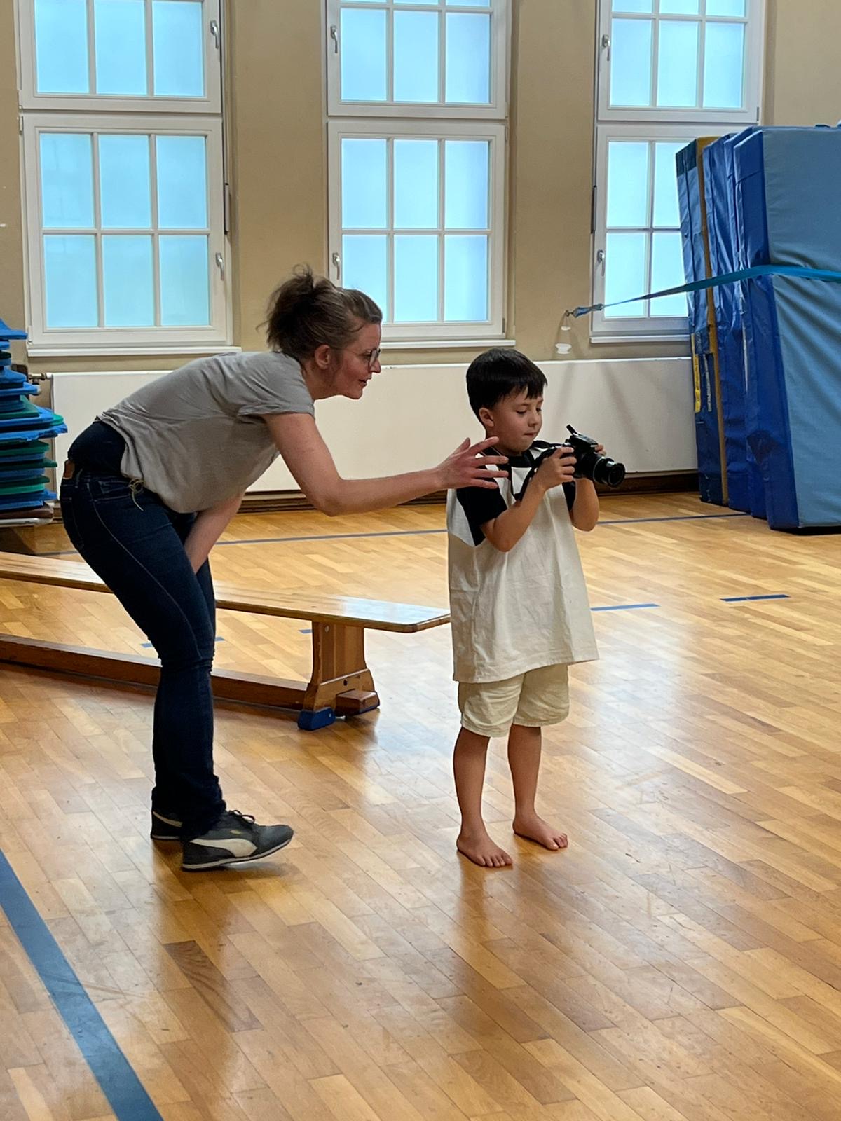 Kind wird zum Fotografen