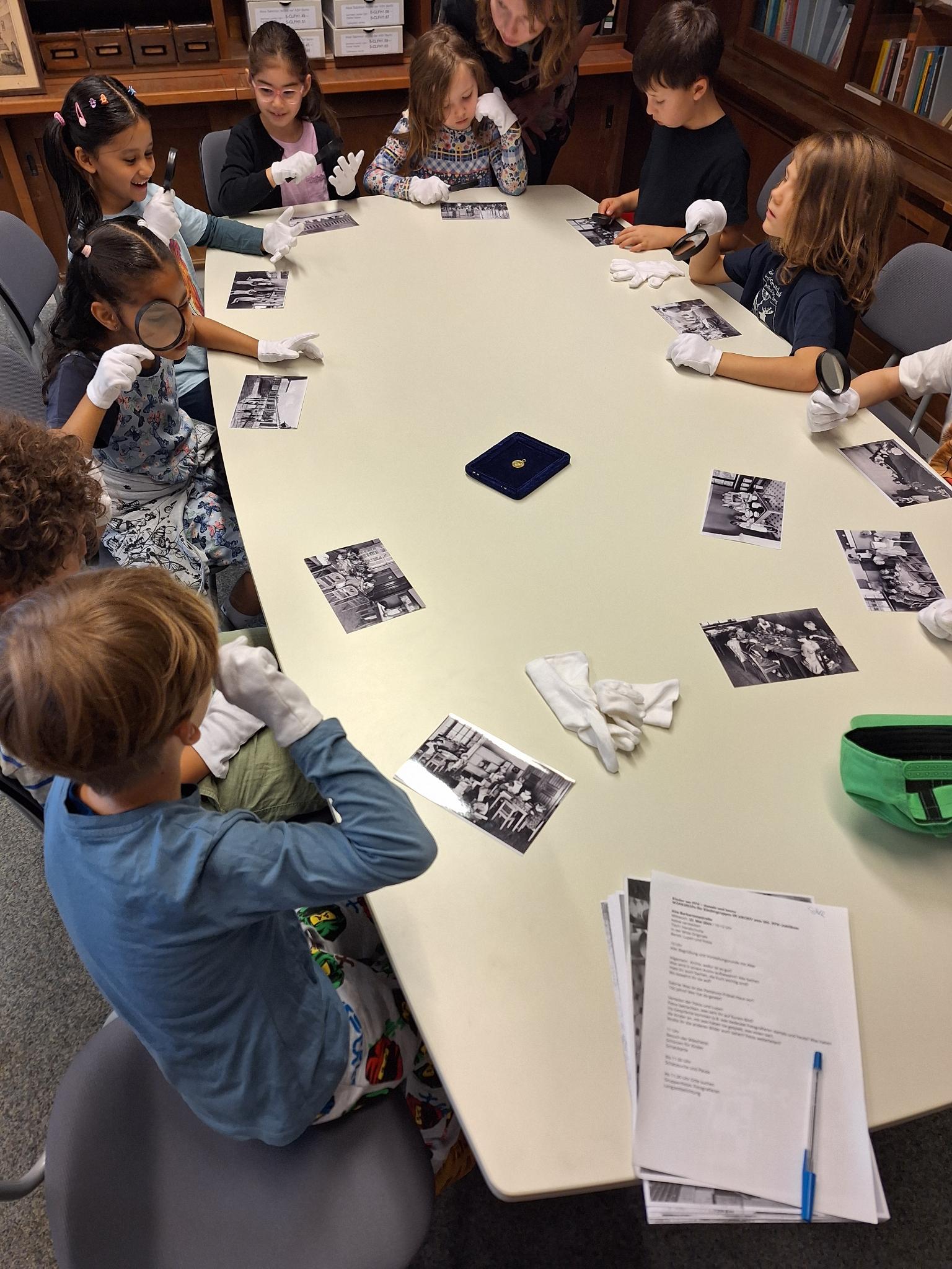 Kinder der Kita Barbarossa im Archivworkshop 