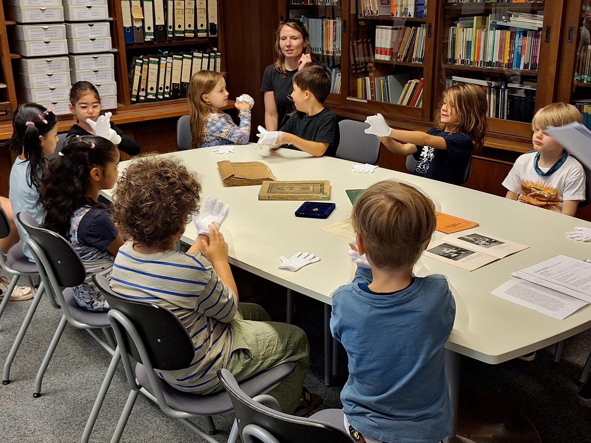 Kinder der Kita Barbarossa im Archivworkshop II