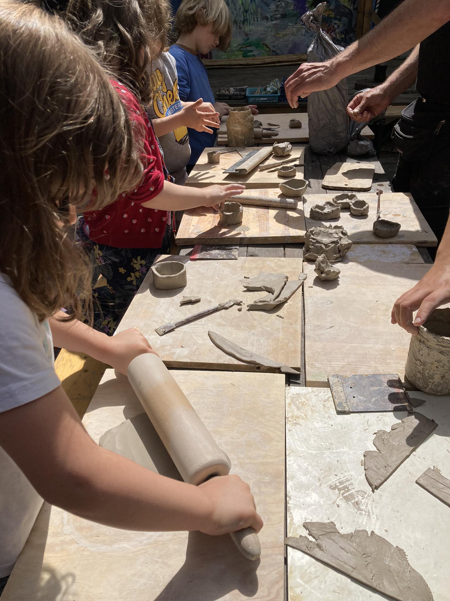 Kinder beim Töpfern im Kiezanker-Garten