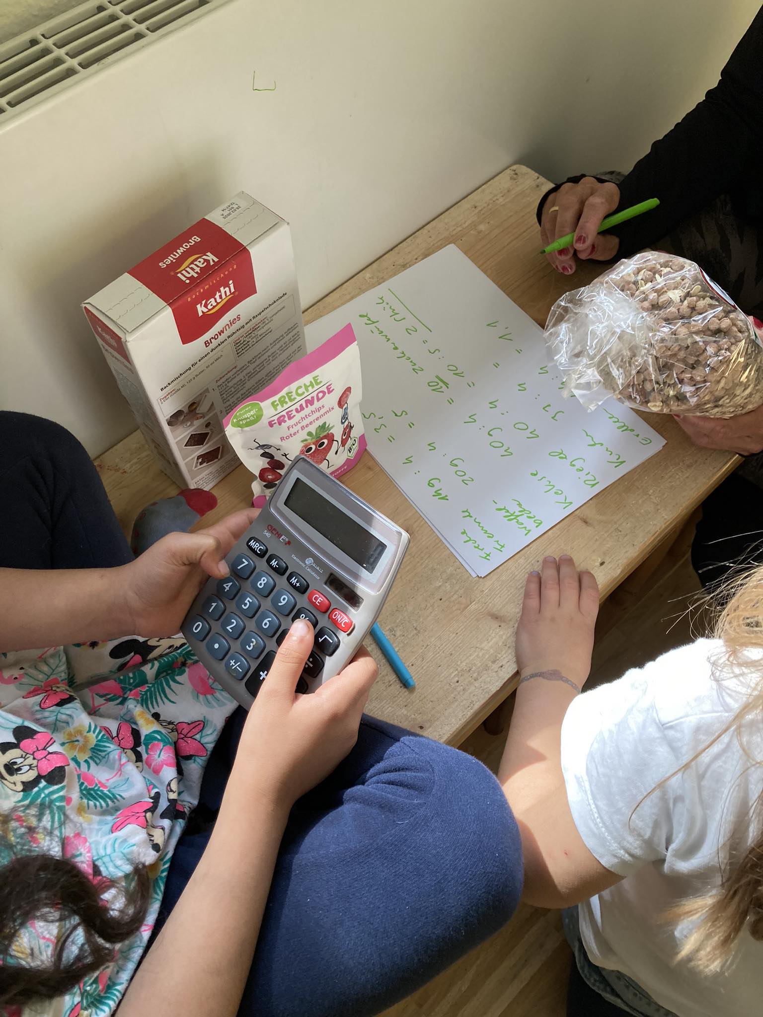 Kinder errechnen den Zuckeranteil in gängigen Lebensmitteln (auf dem Bild Brownie-Backmischung, Cornflakes und getrocknete Erdbeeren)