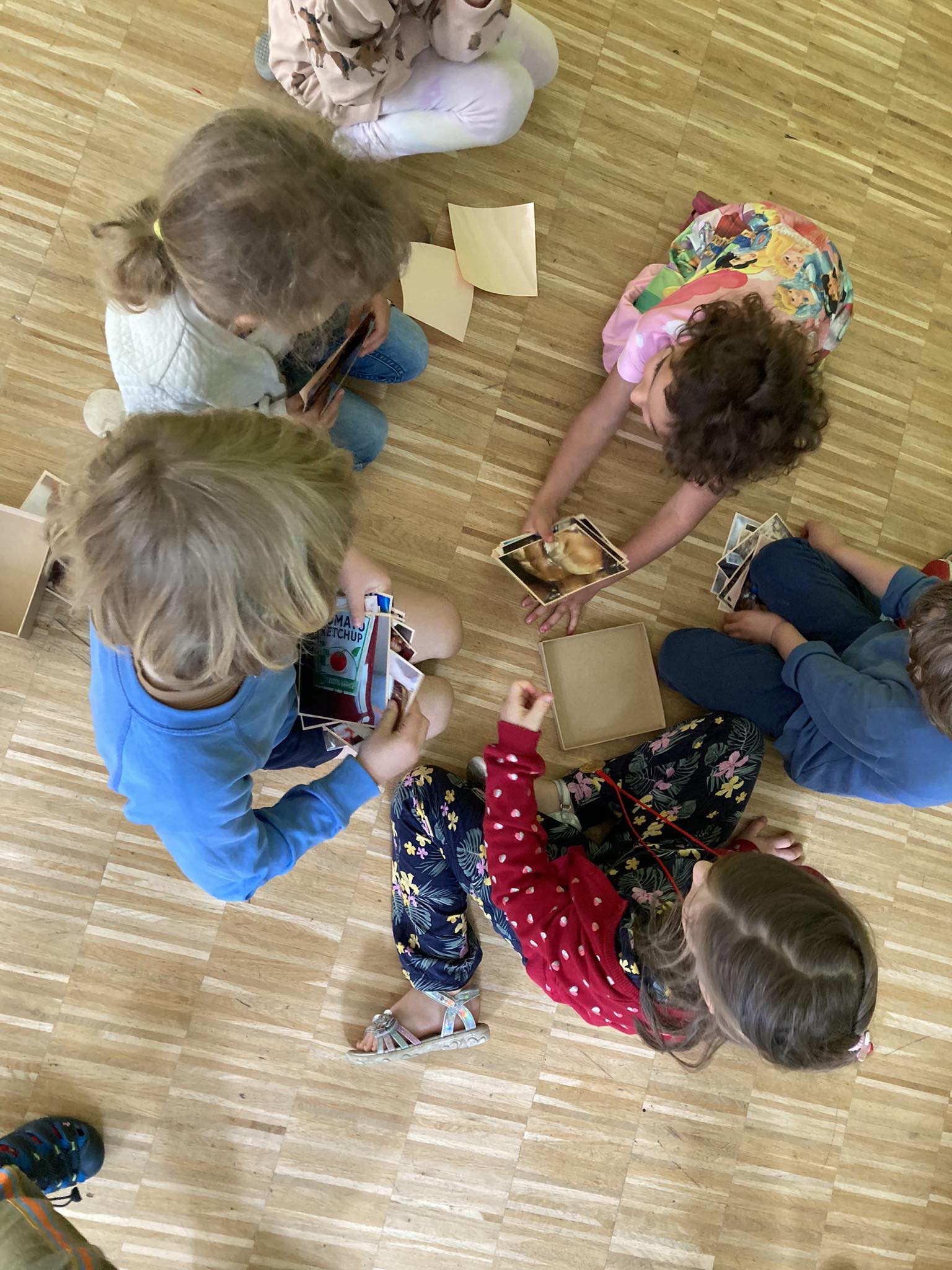 Sechs Kinder im Kreis analysieren Infokarten zu Inhaltsstoffen von Drogen