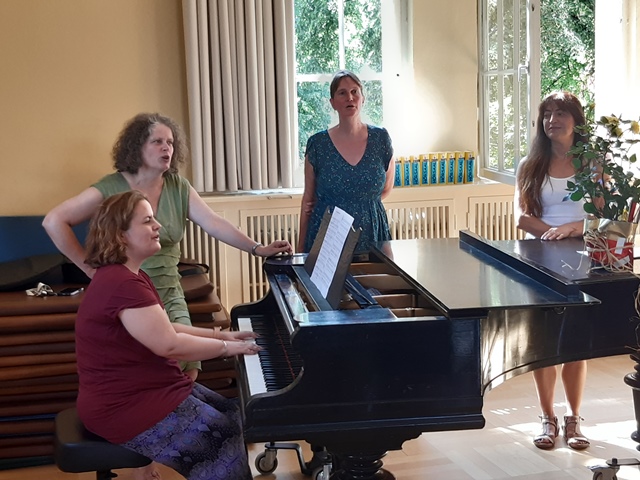 ...mit einer Premiere eines neuen Liedes 