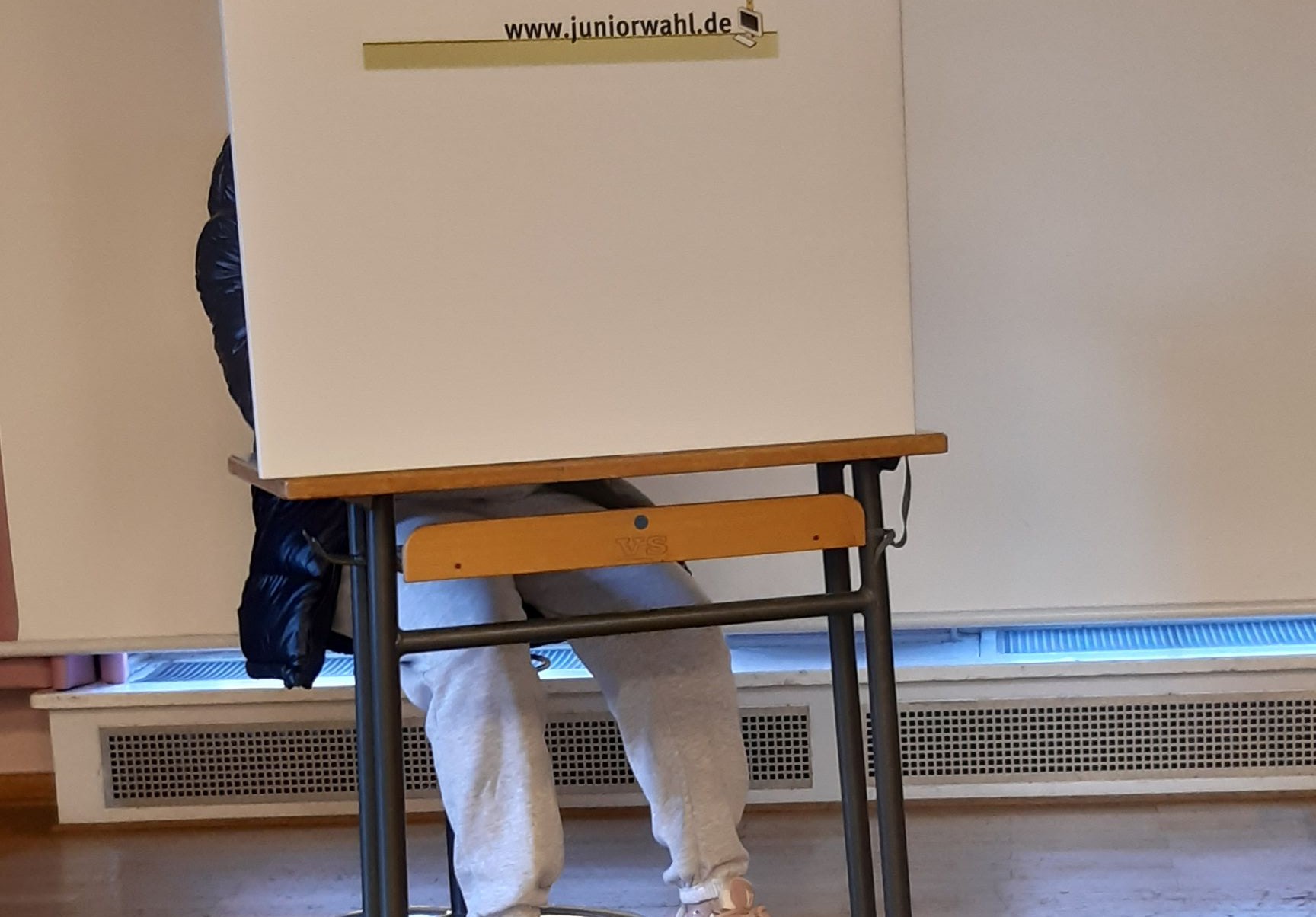 Besetzte Wahlkabinen
