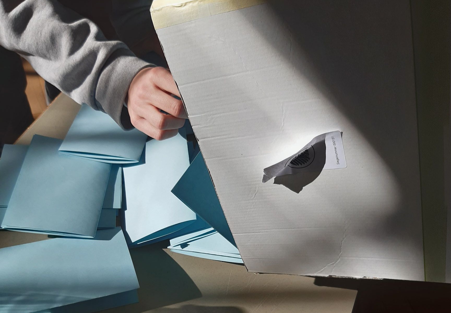 Stimmauszählung - Öffnen der Wahlurne