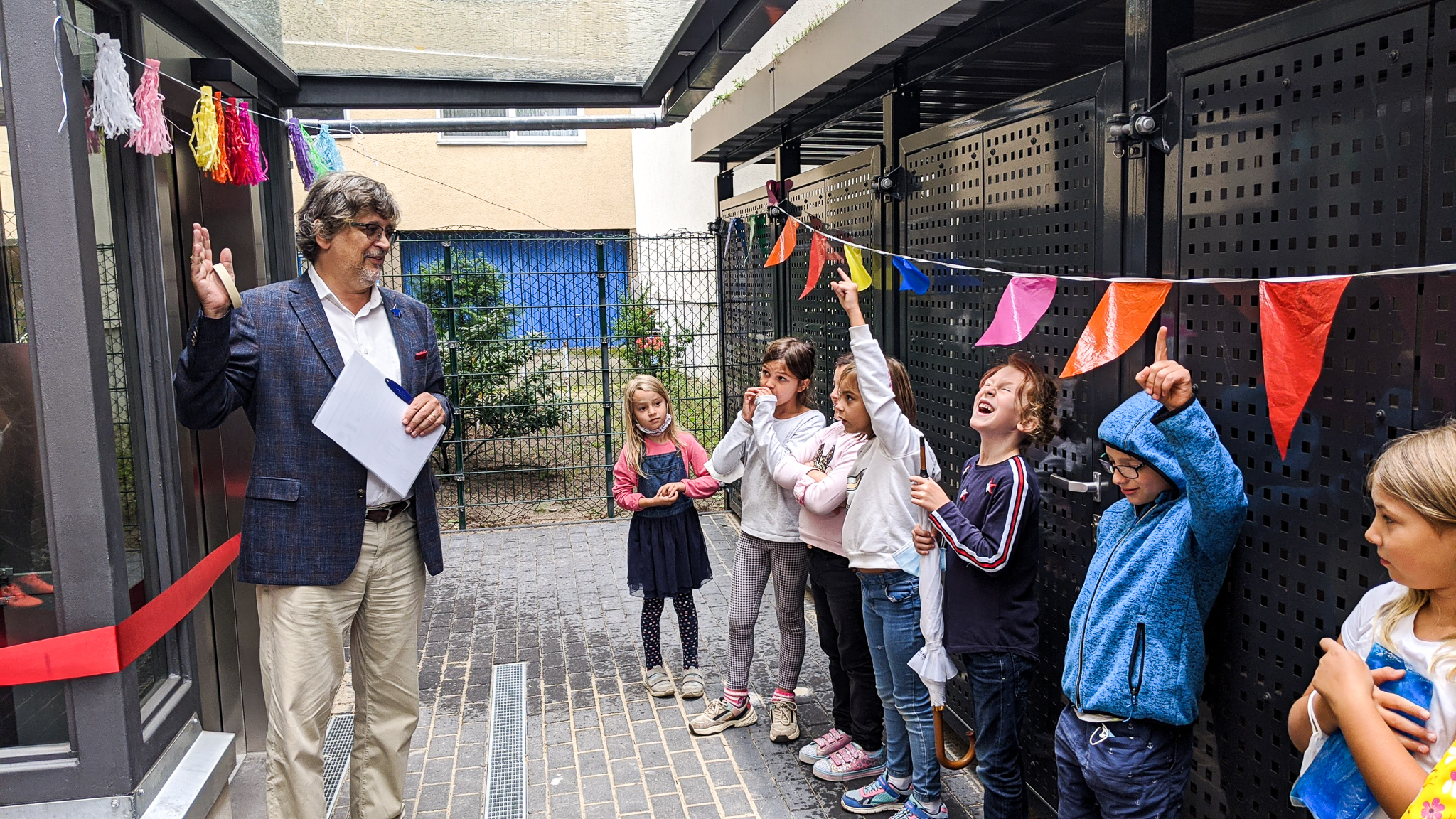 Prof. Ludger Pesch mit Kindern