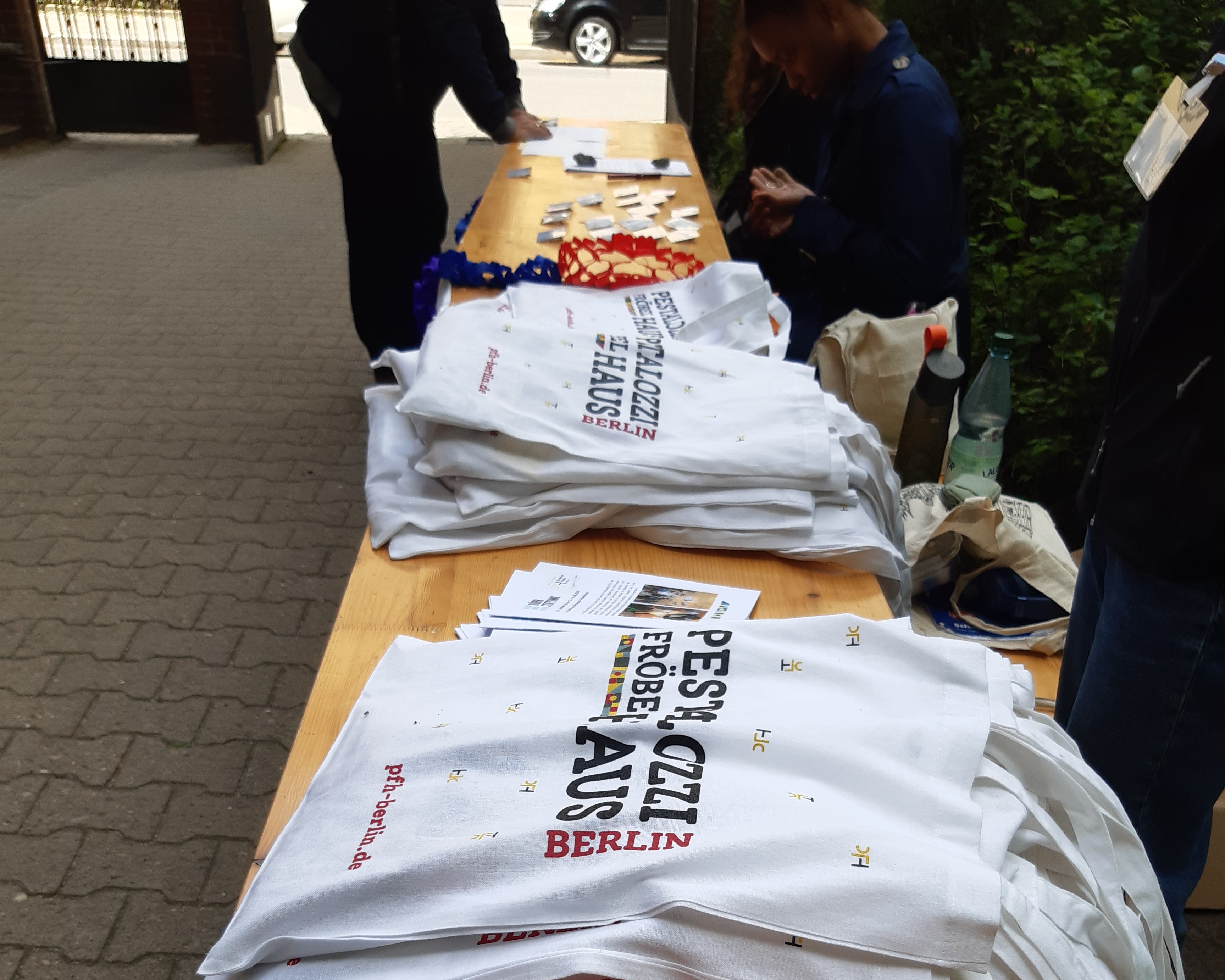 Begrüßung der Teilnehmer*innen beim Walk&Talk auf dem Campus