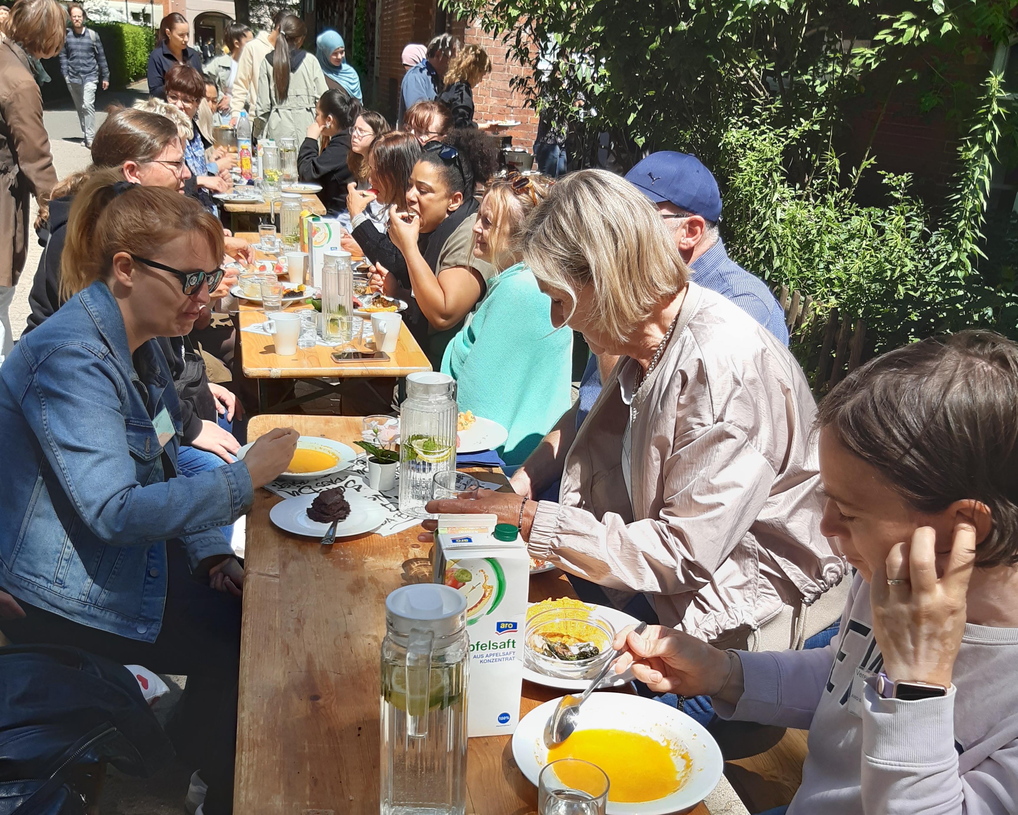 Mittagessen für die angereisten Teilnehmer*innen - Zeit zum Ankommen und Austauschen