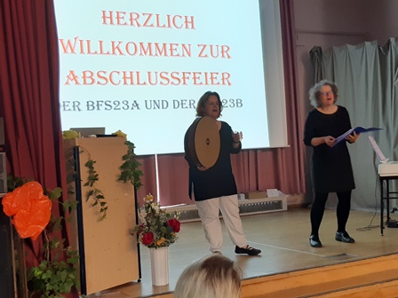 Abschlussfeier Auftritt Pütz und Vryzaki