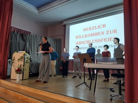 Abschlussfeier BFS23 Auftritt Lehrkräfte