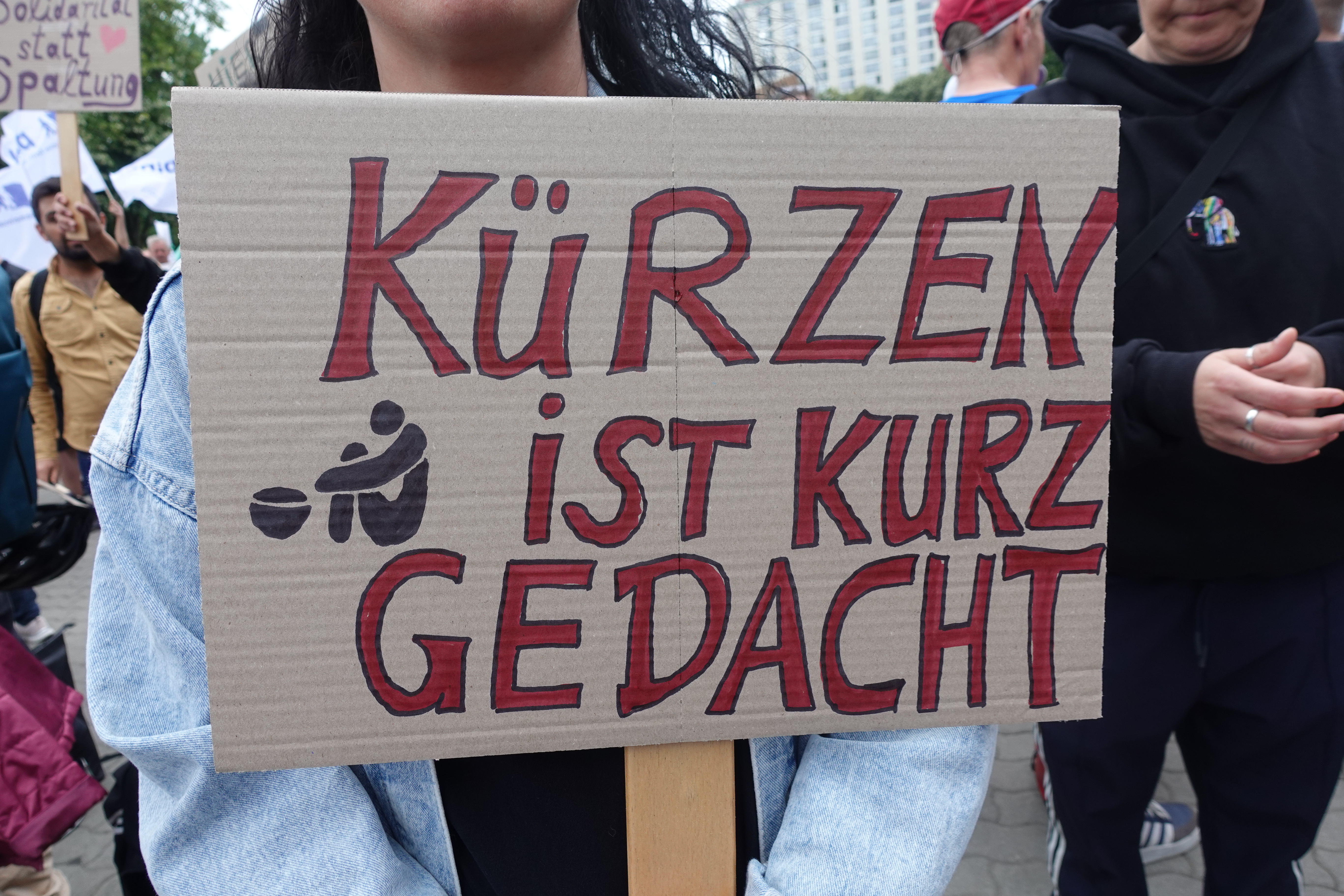 Schild: Kürzen ist kurz gedacht