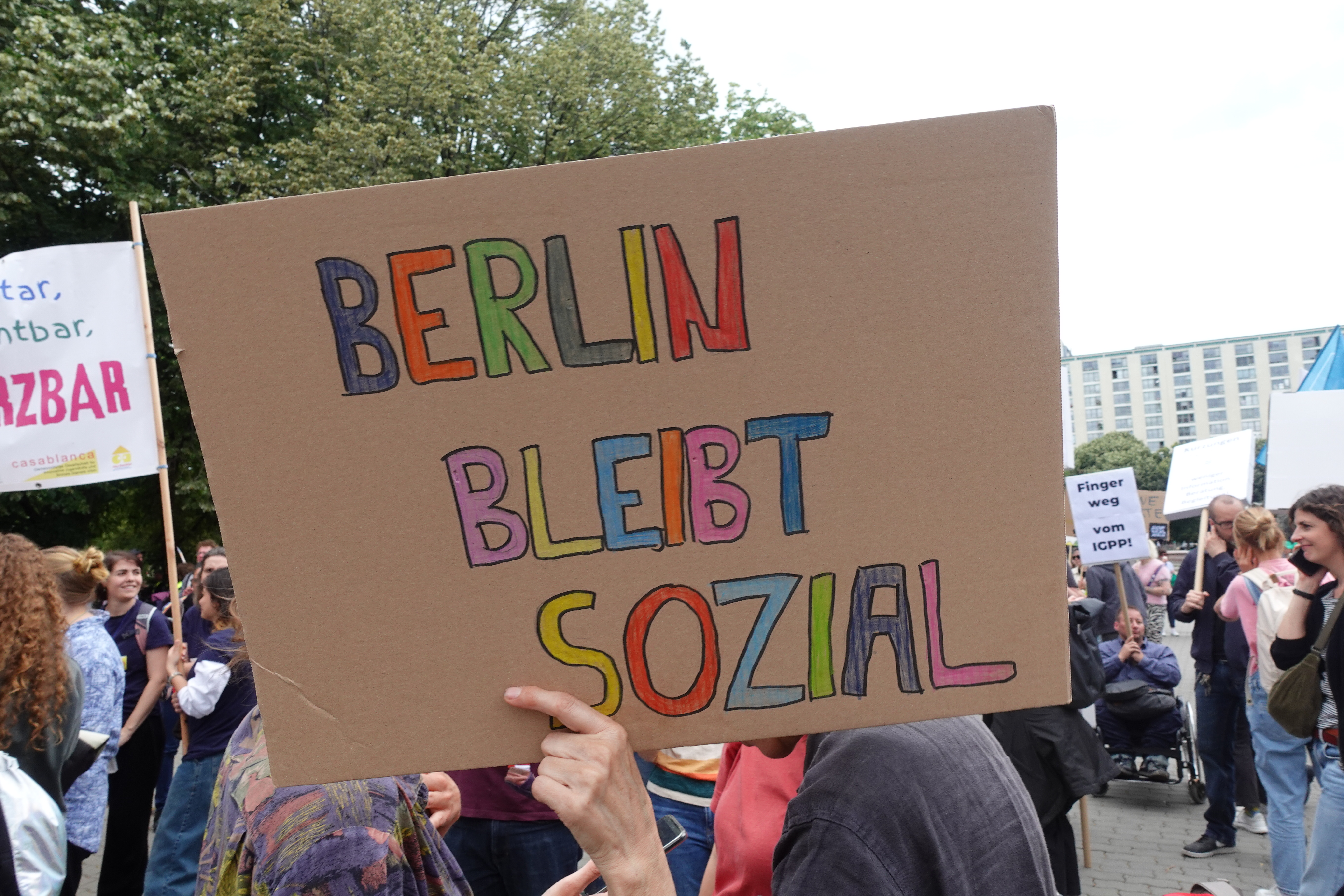 Schild mit bunter Schrift: Berlin bleibt sozial