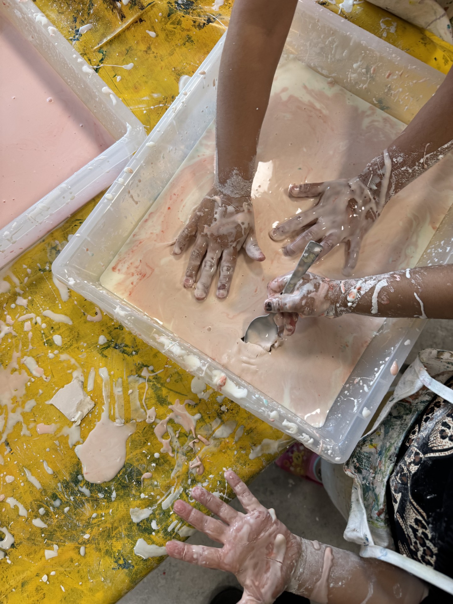 Schleimspiel mit Kinderhänden 