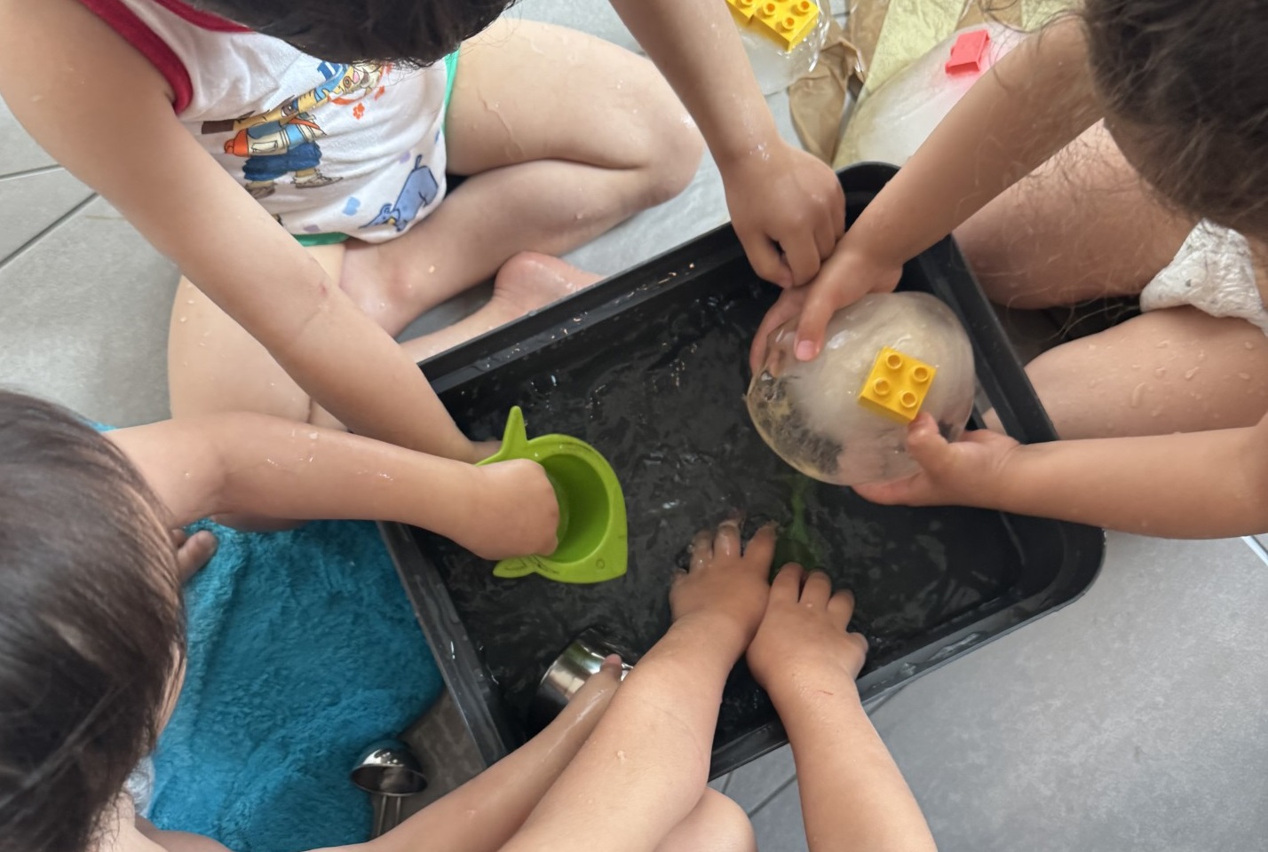 Wasser-Eis Projekt mit Kinderhänden 