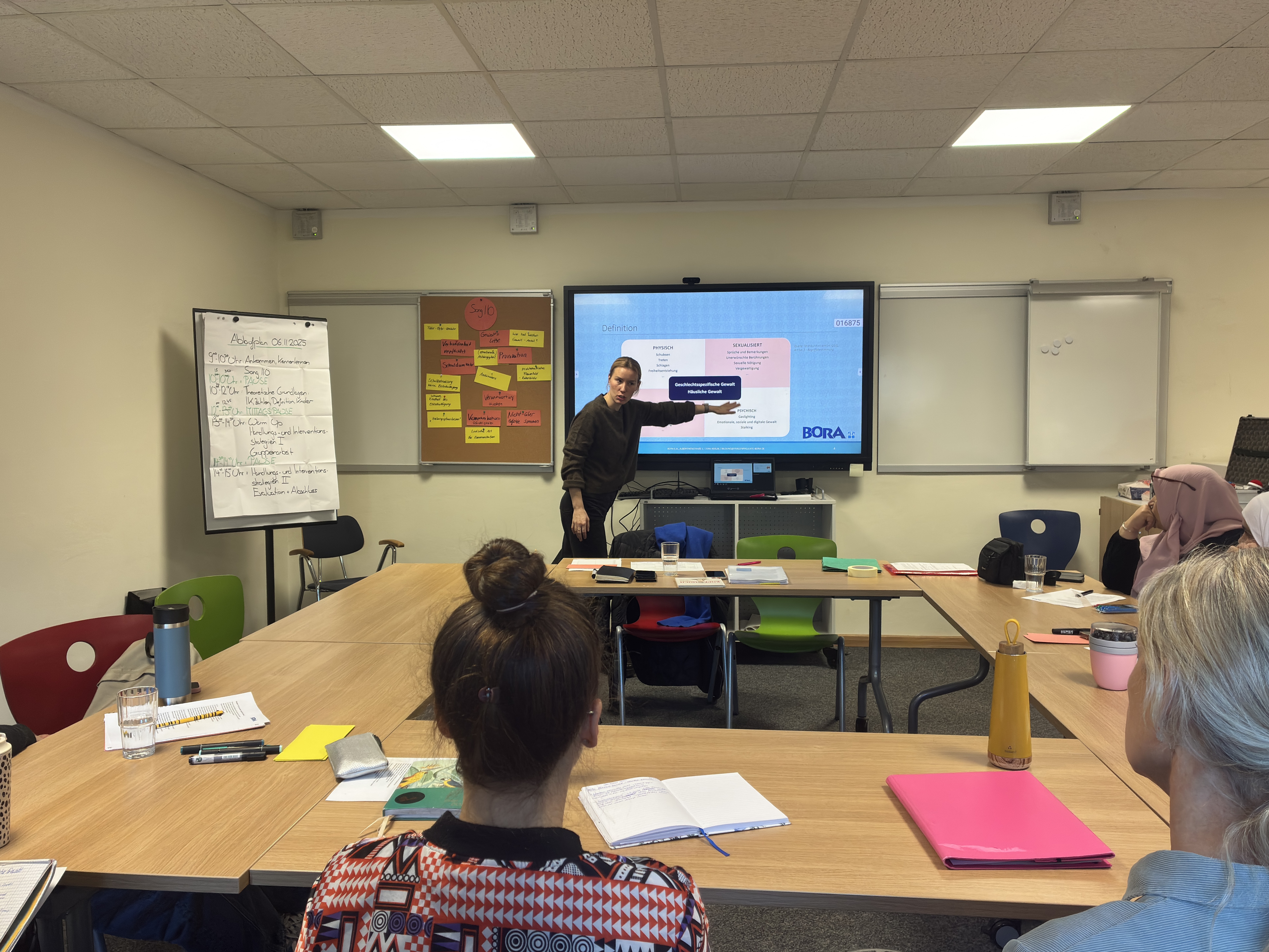 Alicia Königer hält einen Vortrag über für häusliche und geschlechtsspezifische Gewalt