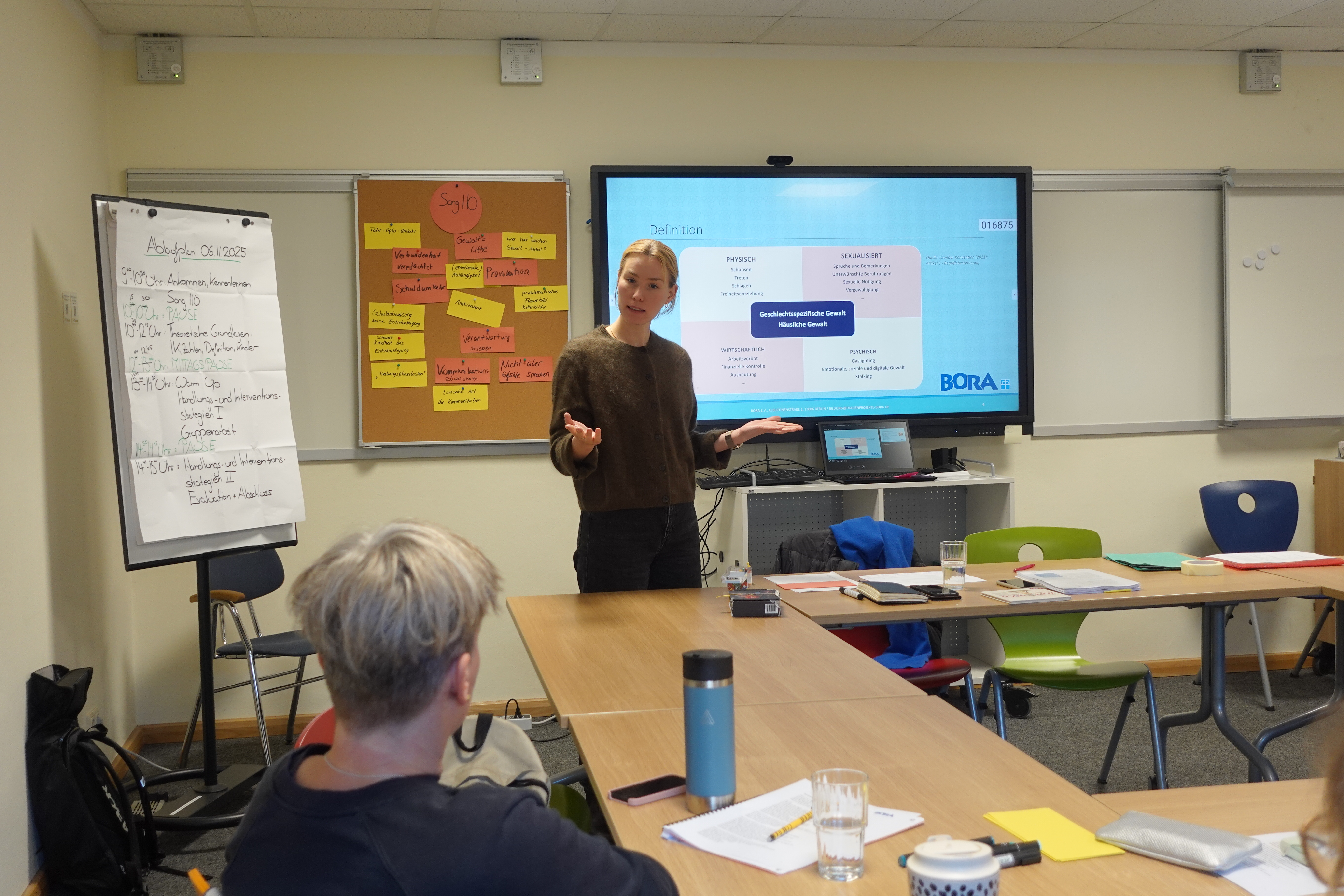 Alicia Königer hält einen Vortrag über für häusliche und geschlechtsspezifische Gewalt