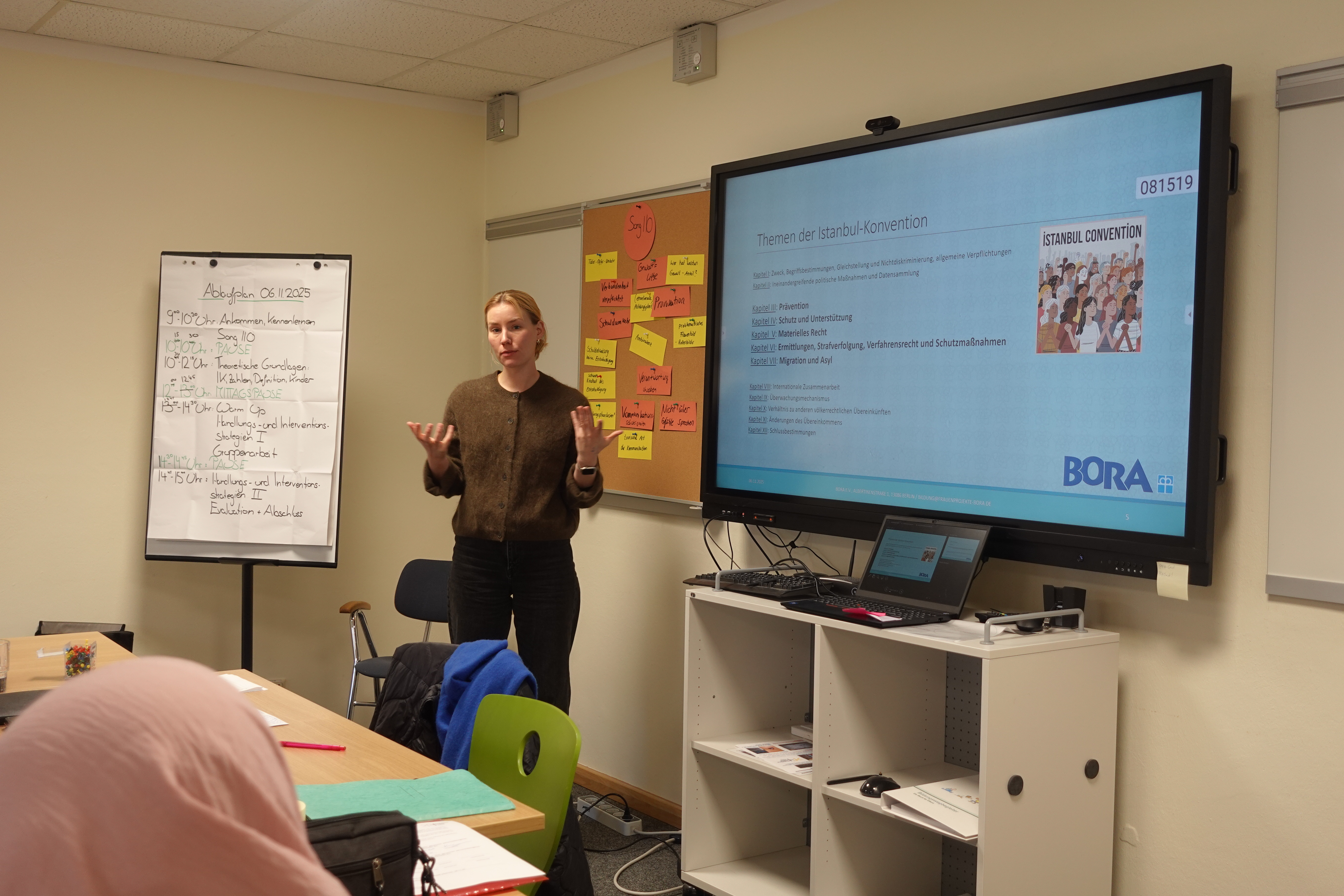 Alicia Königer hält einen Vortrag über für häusliche und geschlechtsspezifische Gewalt