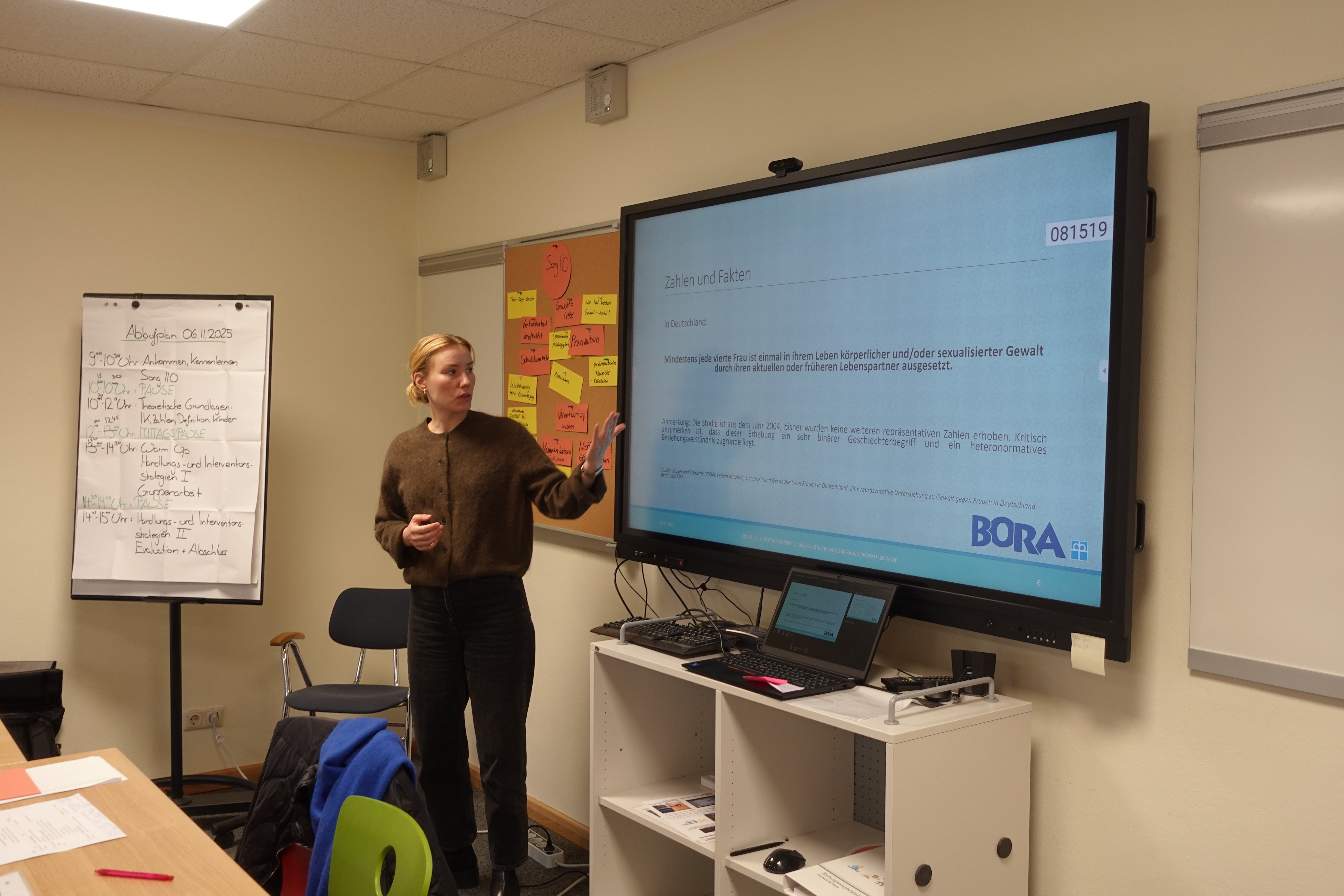 Alicia Königer hält einen Vortrag über für häusliche und geschlechtsspezifische Gewalt