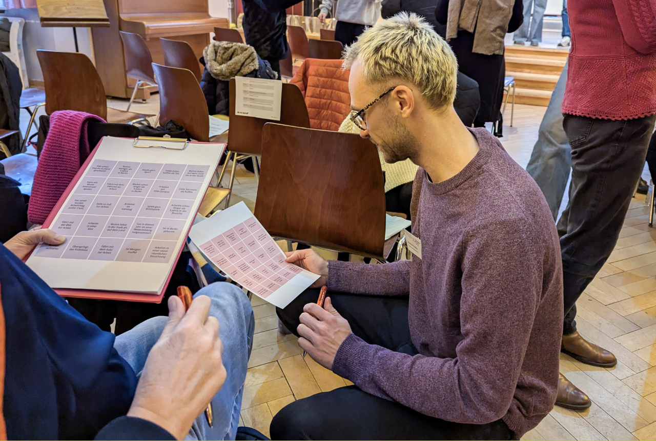 Willkommenstag 2025 - Die Teilnehmenden spielen Kennenlernbingo