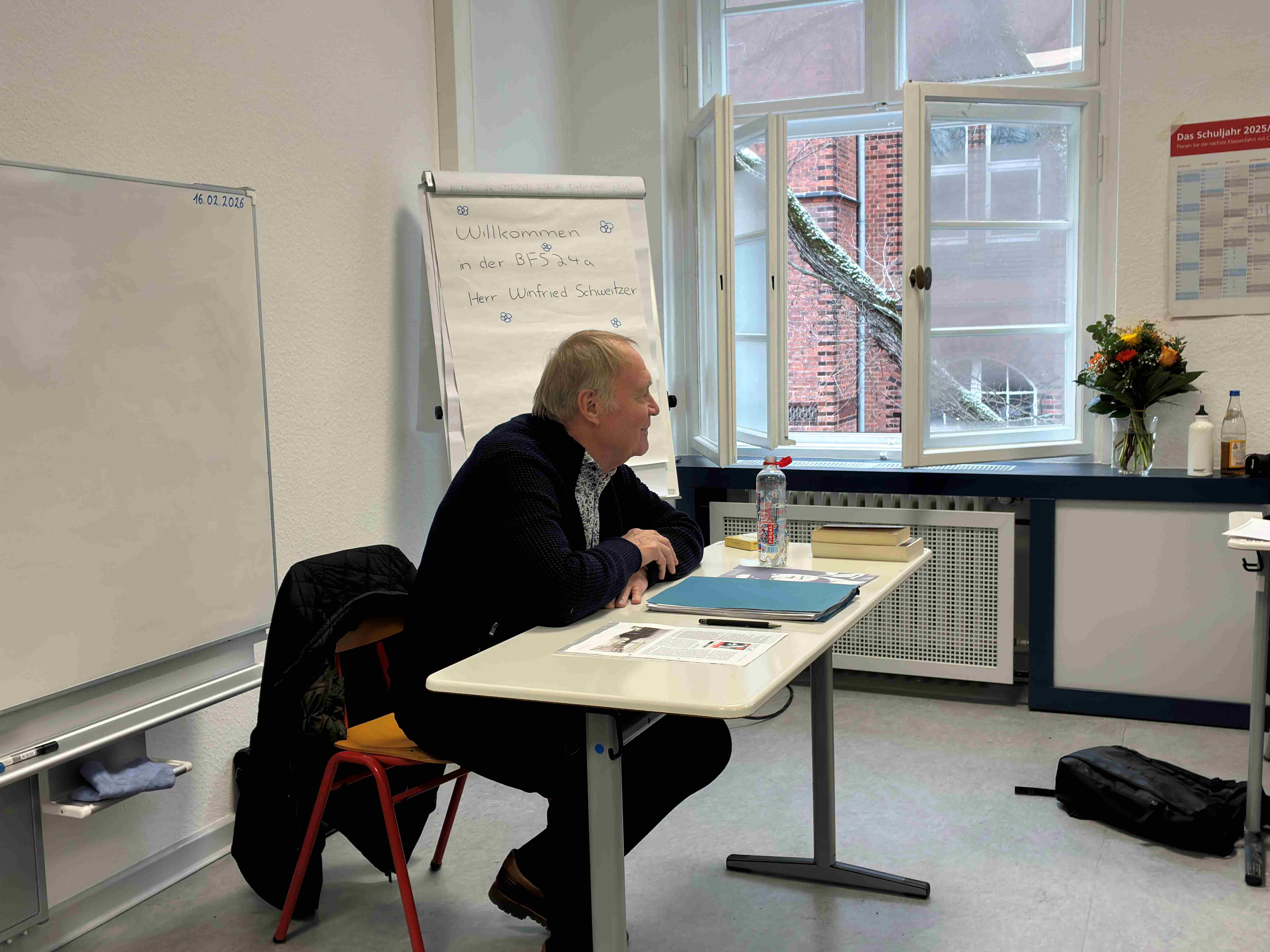 Winfried Schweitzer im Gespräch mit Schüler*innen