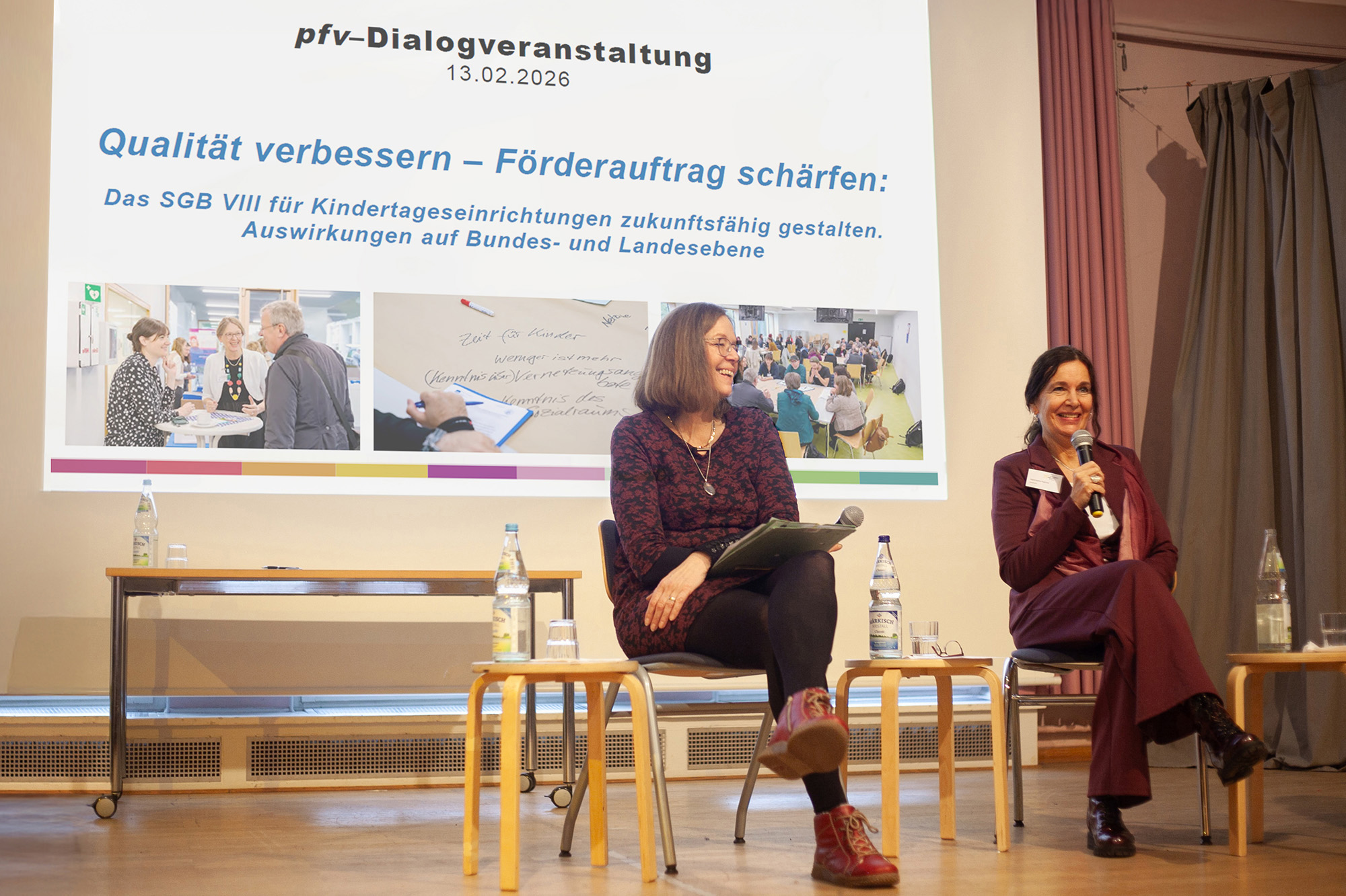 Bettina Stobbe, Leiterin des pfv und Henriette Harms, Direktorin des PFH, sitzen gemeinsam auf einer Bühne und sperchen zum Publikum