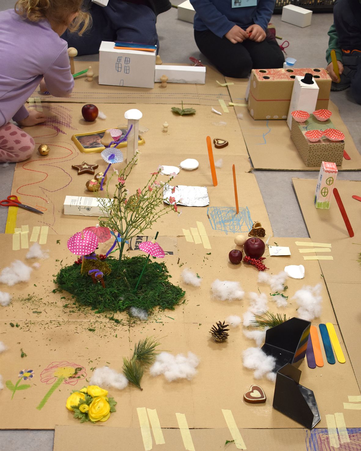 Ausstellung: MENSCHEREI MALEREI - Kunstwerke von Kita-Kindern