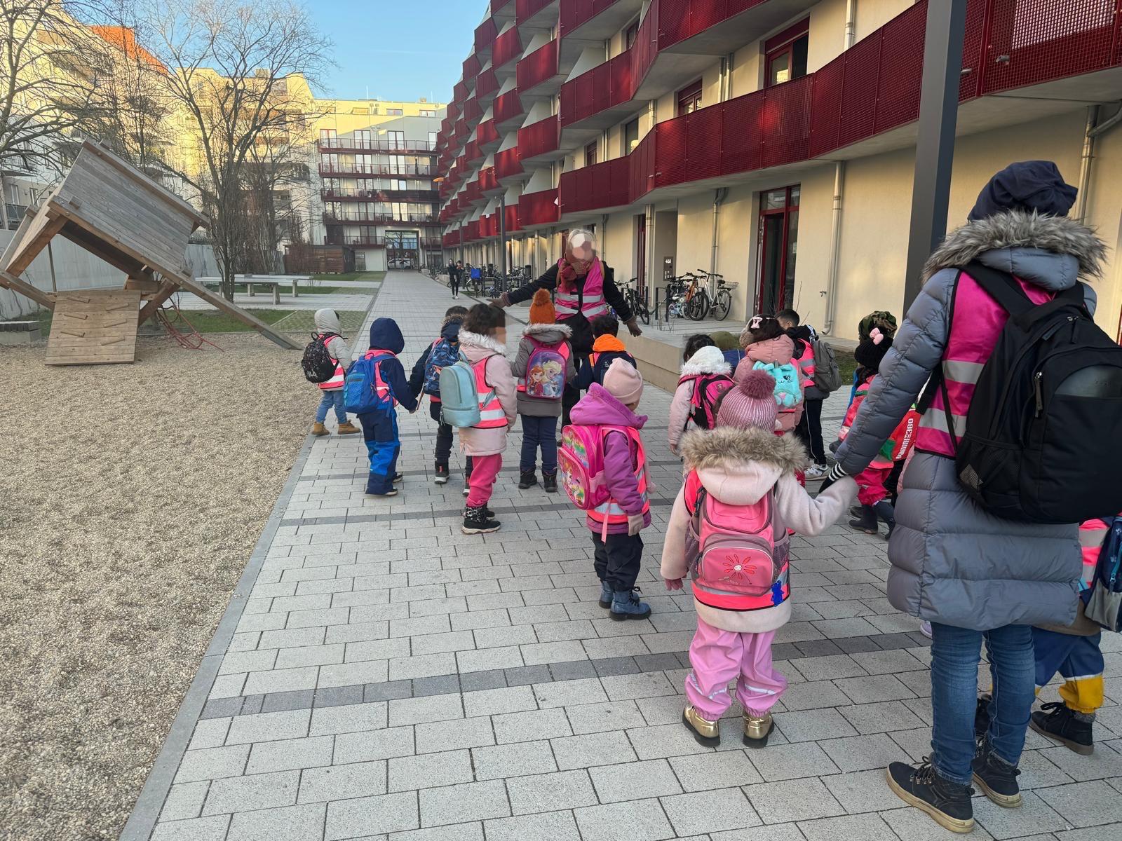 Kinder mit Warnwesten bei einem Ausflug 