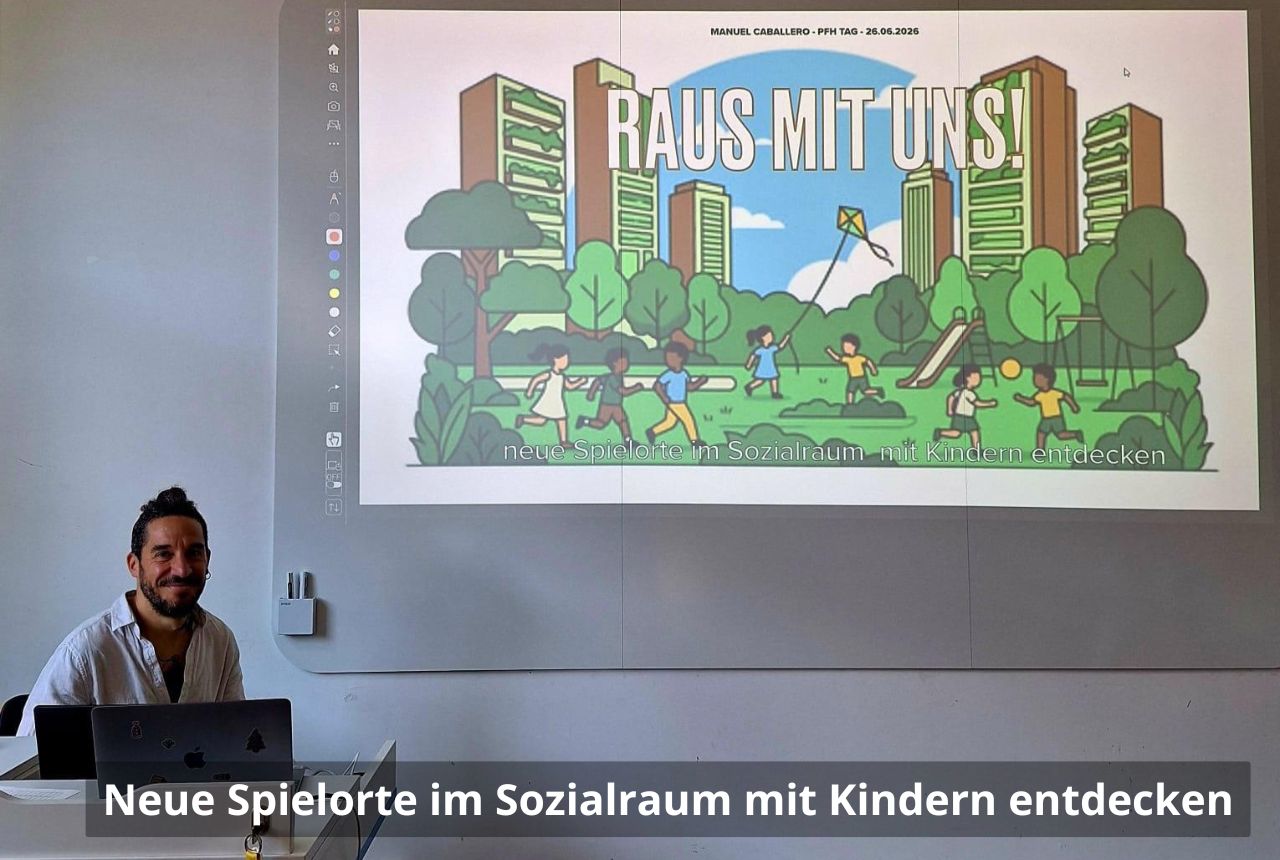 Eine Person sitzt an einem Tisch vor einem Laptop und lächelt. Im Hintergrund ist eine Präsentation mit dem Bild einer grünen Stadt in der Kinder spielen. Der Titel der Präsentation lautet: Raus mit uns! Neue Spielorte im Sozialraum mit Kindern entdecken. 
