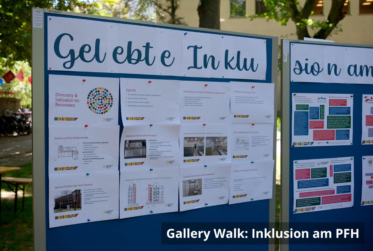 Infotafel im Freien mit blauem Hintergrund. Oben steht in großen, ausgeschnittenen Buchstaben der Titel „Gelebte Inklusion“. Darunter sind zahlreiche ausgedruckte Seiten zum Thema Diversity, Inklusion und Barrierefreiheit mit Pinnnadeln befestigt; einige zeigen Fotos, Grundrisse und Listen. Links und rechts daneben stehen weitere Tafeln mit ähnlich gestalteten Aushängen.