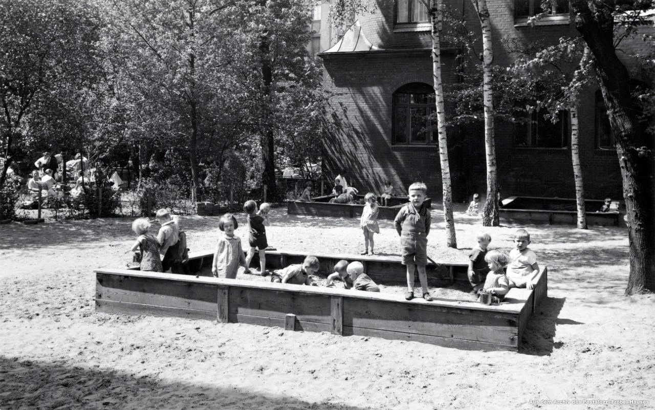 Im Sandkasten, 1931, Archiv des Pestalozzi-Fröbel-Hauses