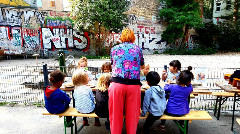 Kinder besetzen Spielplatz im Wrangekiez