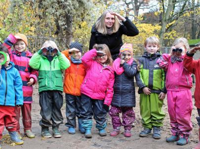 Eine Gruppe von Kindern schaut lächelnd in eine Kamera