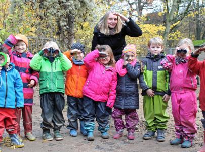 Eine Gruppe von Kindern schaut lächelnd in eine Kamera